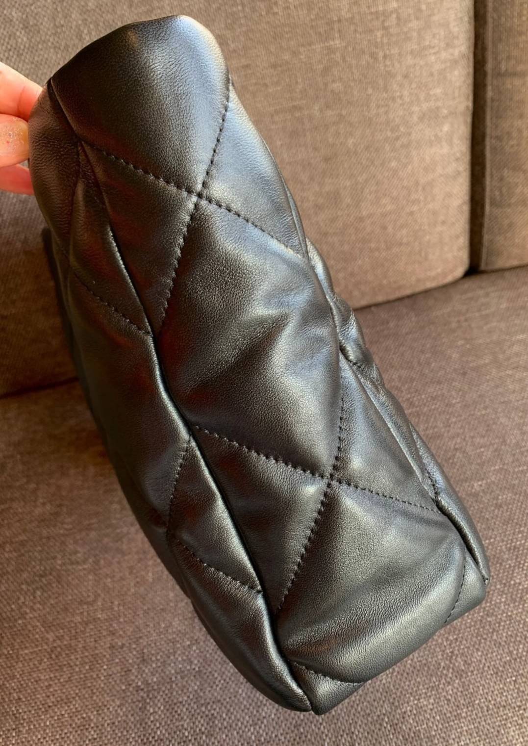 CHANEL SHOPPING BAG พร้อมส่ง ใหม่ล่าสุด และที่สุดของที่สุด กระเป๋าหนังแกะสังเคราะห์อย่างดี ใบใหญ่ 📌หนังนุ่มมากๆ ลายนวม หนังมีความลื่นเงาค่ะ 🌟โดดเด่นด้วยโลโก้แบรนด์และสายสะพายไหล่ใช้โลหะอย่างดีแถมสวยและหรูมากๆเลย ภายในกระเป๋ากว้างใส่สัมภาระ