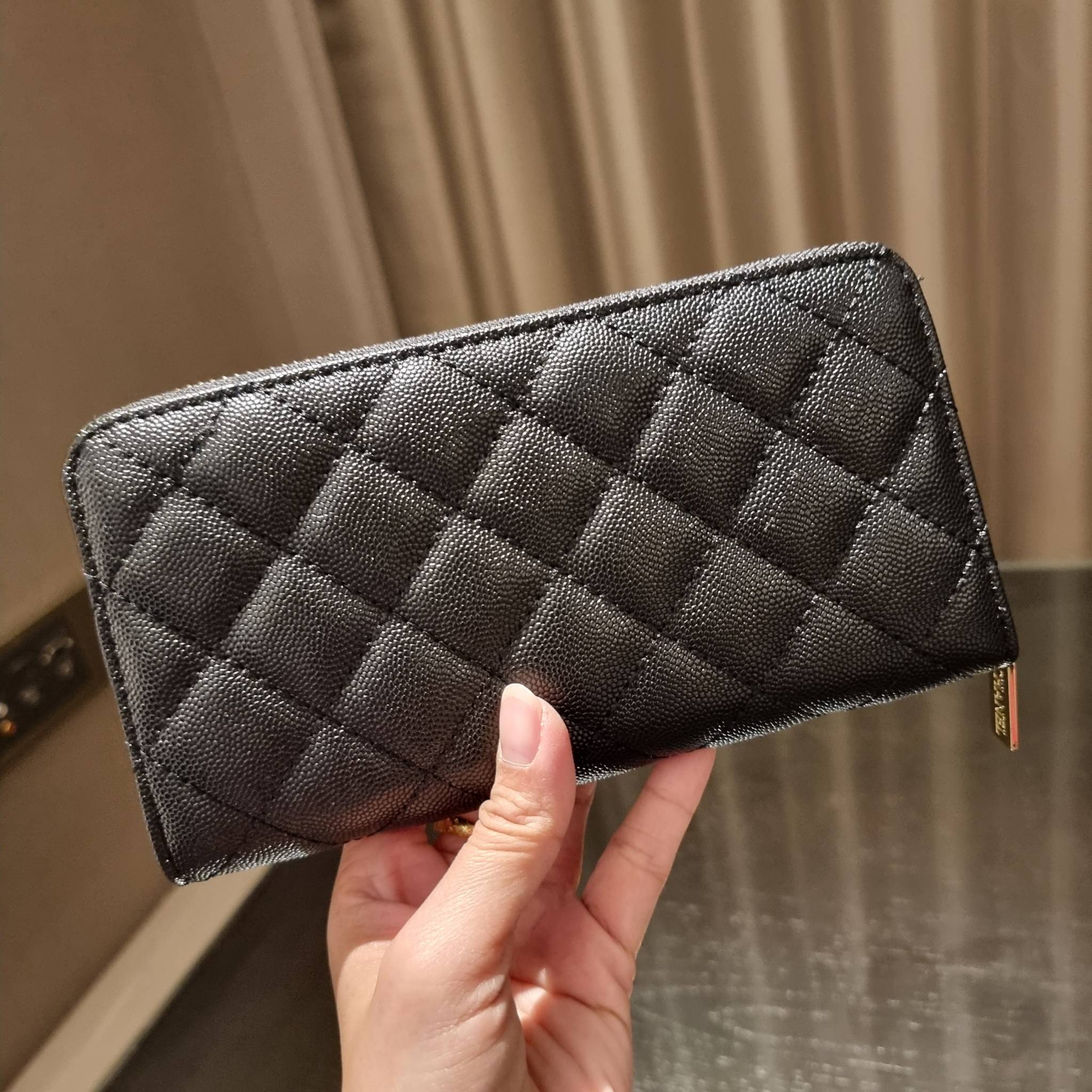 VIP 】กระเป๋าสตางค์ใบยาวรุ่นซิปรอบ สวยรับทรัพย์จาก Chanel วัสดุหนังลายคาร์เวีย ใช้แล้วขับผิวสุดๆ เปิด-ปิดด้วยซิปรูดรอบใบ ใช้งานง่าย ภายในกระเป๋ามีช่องใส่บัตรได้ ใส่ธนบัตรหรือเหรียญได้ มีช่องซิปแยกอีกหนึ่งช่อง ดีไซน์เรียบหรูแบบนี้ สาวๆห้ามพลาดกันน้า!! ซื้อใ