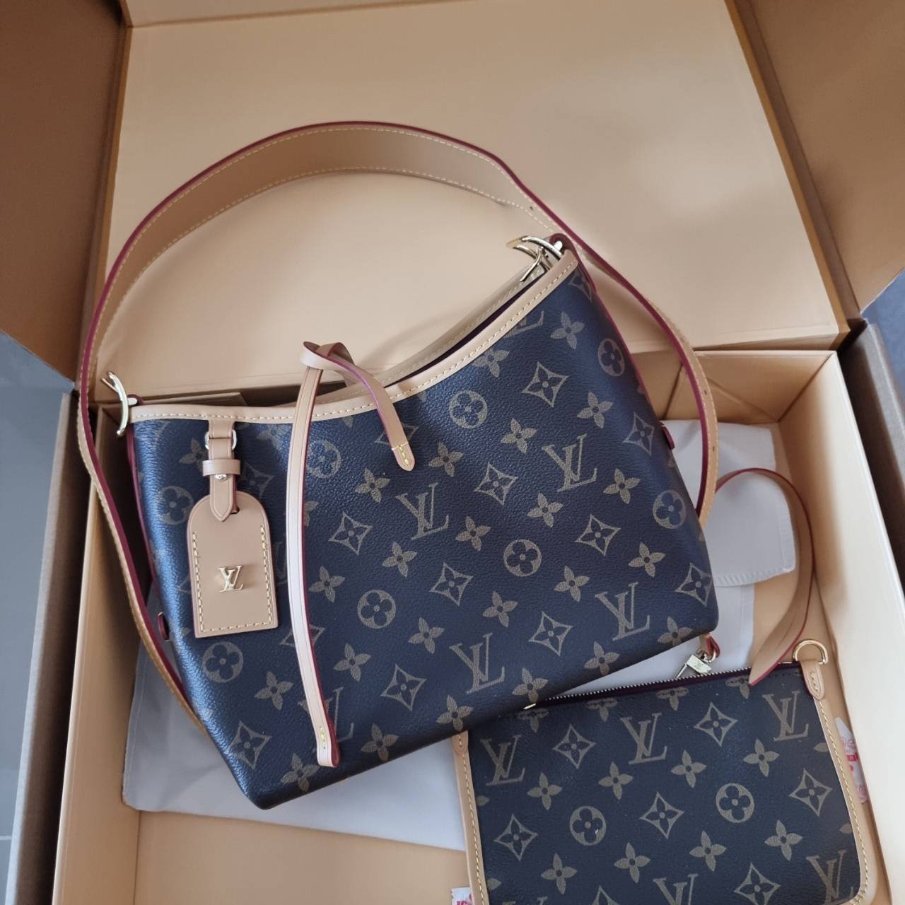 LV CARRYALL MINI BAG รุ่นลิมิเต็ดที่สาวๆตามหา มาในไซส์มินิ ขนาดโคตรน่ารักน่าใช้! กระเป๋าสะพายไหล่ทรงสวย ดีไซน์เรียบง่ายคลาสสิค หรู ดูผู้ดี รูปทรงใช้งานง่าย มาพร้อมใบลูก