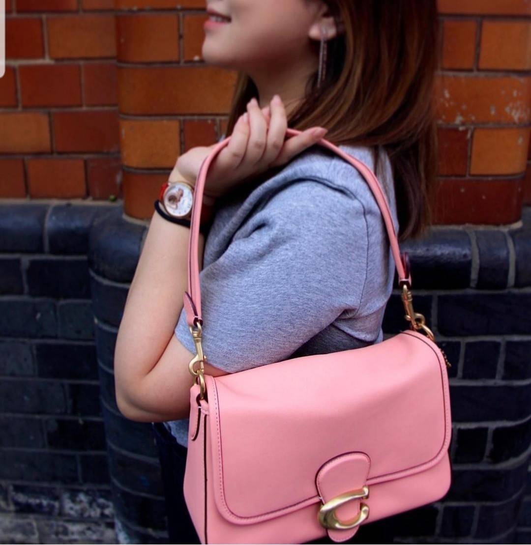 COACH SOFT TABBY SHOULDER BAG (C4823//C5261) กระเป๋าถือ กระเป๋าสะพาย ที่ใครๆก็เข้าถึงได้ หรูหรา คลาสสิค ลุคเรียบร้อย แต่ความสวยไม่น้อย! ดาเมจความลุคผู้ดีรุนแรงมาก!!เกินต้าน!!// วัสดุหนังแท้ทั้งใบ หนังเรียบ หนังนิ่มมากๆ อยู่ทรงสวยมากๆด้วย// ด้านในโล่งกว้าง