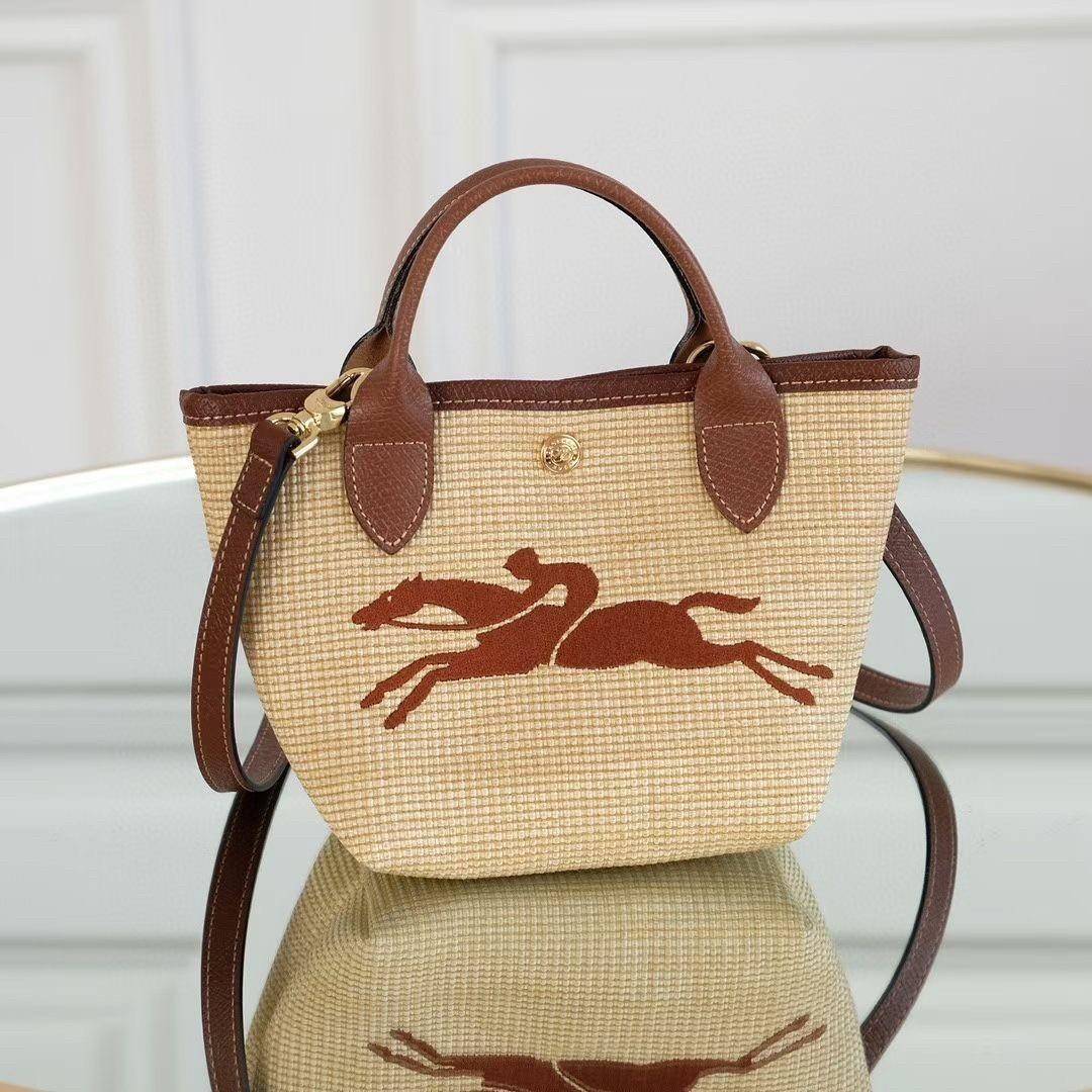Longchamp Le Pliage Paris-St Tropez Handtasche มาแร้ววววใหม่ล่าสุดนุ้งมินิ ตัลร๊ากกก วัสดุสาน ด้านหน้าปักโลโก้ม้าอันเป็นสัญลักษณ์ของแบรนด์ ทนทานแข็งแรง ใบมินิ น้ำหนักเบา จุของได้เยอะ ใส่กระเป๋าตังค์ โทรศัพท์ iphone+ ได้ ภายในโล่ง มีสายสะพายไหล่ Crossbody 
