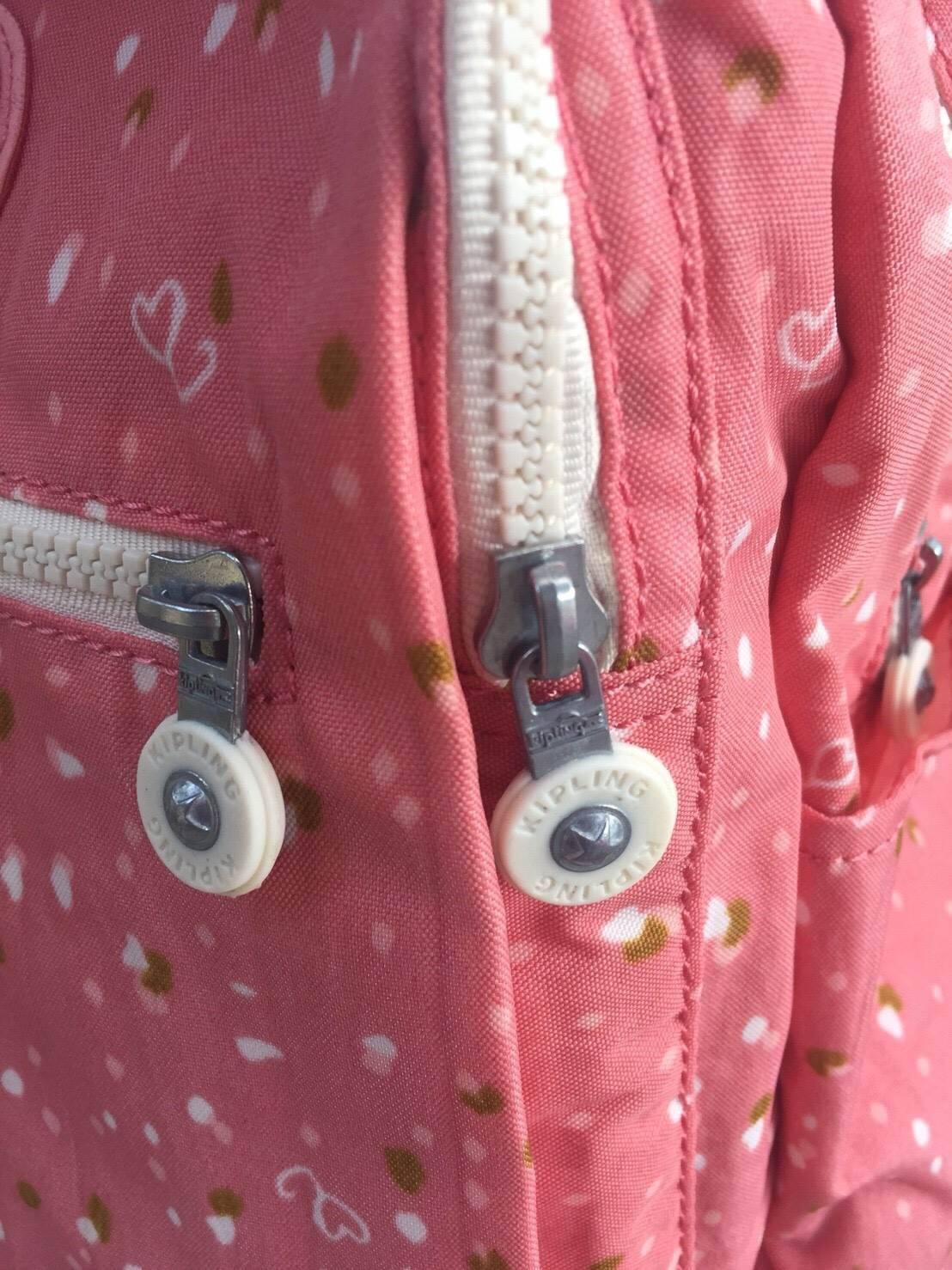 KIPLING Bizzy Boo เป็นกระเป๋าผ้าอ้อมกระเป๋าเป้สะพายหลังที่มีสไตล์ กระเป๋าเป้สะพายหลังขนาดเล็กที่มีน้ำหนักเบาและใช้งานง่ายและทำความสะอาดได้ง่ายออกแบบมาเป็นพิเศษสำหรับทารกของคุณ Bizzy Boo มาพร้อมกับกระเป๋าด้านข้างสำหรับทารกเล็ก ๆ ที่เข้ากันได้กับแผ่นรองพื้น