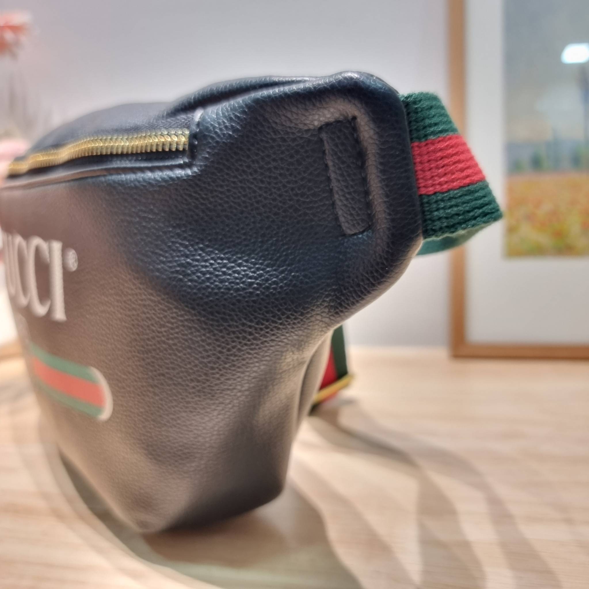 GUCCI Print Logo Belt Bag / GG LEATHER BELT BAG ไอเท็มยอดฮิต ขึ้นแท่น best seller กับกระเป๋าคาดอก ไซส์ใหญ่จุได้คุ้มค่า รูปทรงคลาสสิค พกพาง่าย ดีไซน์ลวดลายเอกลักษณ์ที่เป็นกิมมิค สายสะพายปรับได้ตามชอบ