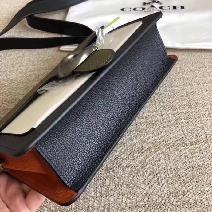 OUTTLET 】Coach Tabby Shoulder Bag 26 กระเป๋าหิ้วได้//คล้องไหล่ได้//สะพายข้างได้ ใบเดียวสุดคุ้มค่ะ! เปิดปิดกระเป๋าแบบกระดุมแม่เหล็ก มีอะไหล่Cตัวใหญด้านหน้าบ่งบอกถึงความหรูทีเดียวค่ะ ใส่กระเป๋าเงินใบยาวได้ มีช่องซิปกลาง;ช่องเล็กใส่ของจุกจิก;ช่องด้านหน้าหนึ่