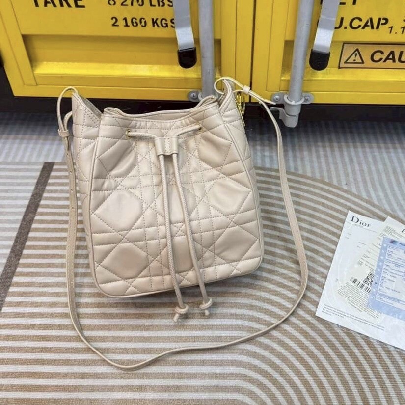 Dior Medium D-Motion Bag กระเป๋าสะพายทรงบัคเก็ต โดดเด่นด้วยดีไซน์ทรงถังทันสมัยเรียบง่ายใช้งานได้จริง เย็บตะเข็บแบบ Macrocannage นุ่มนวล