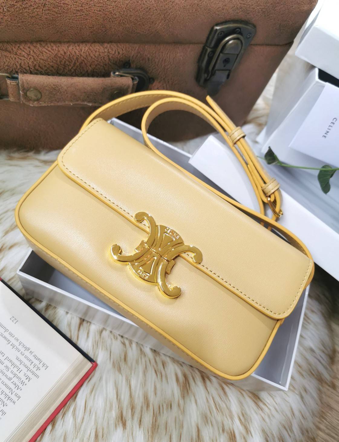 พรีเมี่ยมกิ๊ฟแท้ 100% 】CELINE TRIOMPHE SHOULDER BAG VIP GIFT WITH PURCHASE-GWP พรีเมี่ยมกิ๊ฟ Limited Edition จาก CELINE PERFUME DUTY FREE COUNTER วัสดุ TRIOMPHE & LEATHER ดีไซน์ยอดนิยมสไตล์สาว LISA