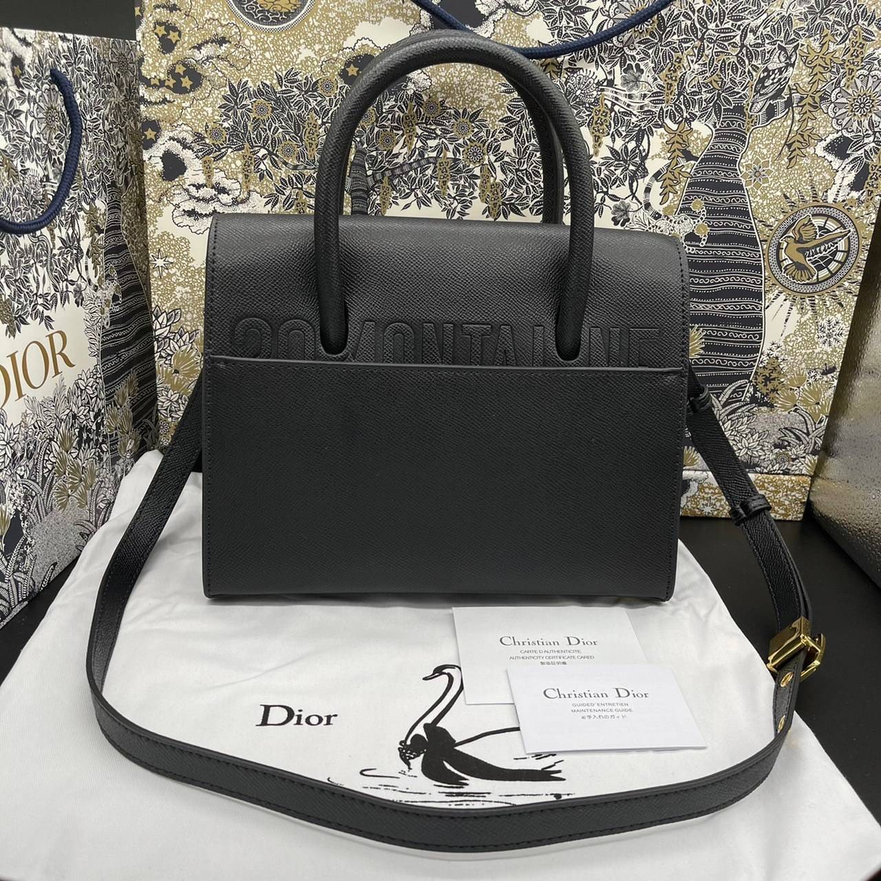 หนังแท้ DIOR Medium ST Honore Tote Collection Fall/Winter 2020-2021 มาในรูปแบบกระเป๋าทรงสี่เหลี่ยมที่ได้มาตรฐาน ทำจากหนังลูกวัว (Calfskin) ลายเกรน ซึ่งสื่อถึงความหรูหราได้อย่างลงตัว ตัวด้ามจับ มีการเย็บเข้าด้านในของกระเป๋าเพื่อเพิ่มความแข็งแรงทนทาน ด้านหน