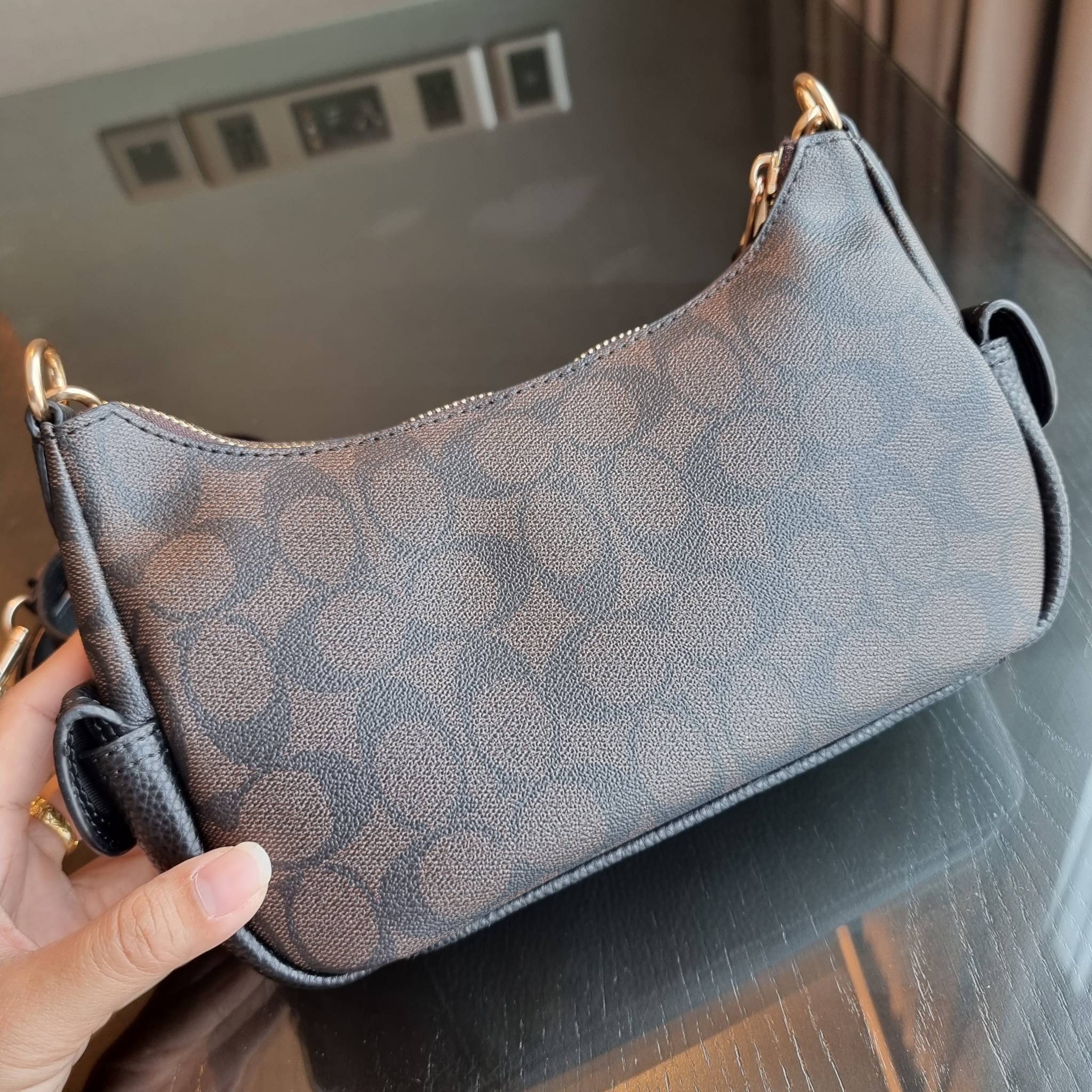 COACH C7223 PENNY SHOULDER BAG 25 IN SIGNATURE CANVAS คอลเลคชั่นเพนนีสุดคิ้วท์ ในรูปแบบของกระเป๋าสะพายไหล่กึ่งทรงพอช พร้อมเสิร์ฟความสวยถึงบ้านไปเลย!! ด้วยดีไซน์คลาสสิคย้อนยุค ที่แอบแฝงความเรียบหรู มาพร้อมสายสะพาย 2 เส้น เป็นสายคล้องมือและสายสะพายครอสบอดี้