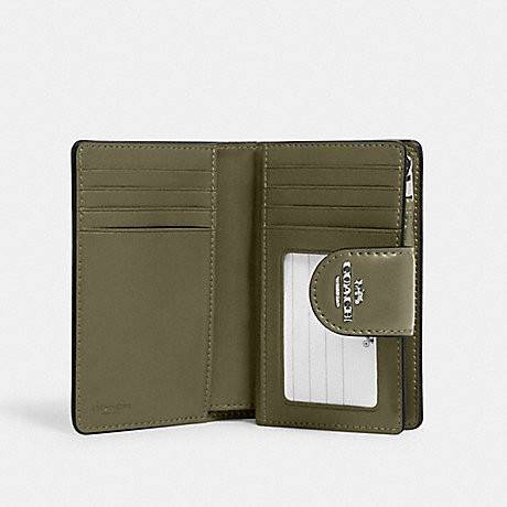 COACH C0082 MEDIUM CORNER ZIP WALLET IN SIGNATURE CANVAS ดีไซน์ใหม่ล่าสุด!! กระเป๋าสตางค์ใบกลาง 👛 ขนาดกำลังเหมาะมือ วัสดุหนังแคนวาสเคลือบลาย ดูแลรักษาง่าย มีช่องใส่บัตรและธนบัตรครบ และช่องซิปแยกไว้ใส่เหรียญ ครบเซ็ทแบบนี้เหมาะส่งต่อเป็นของขวัญที่สุ