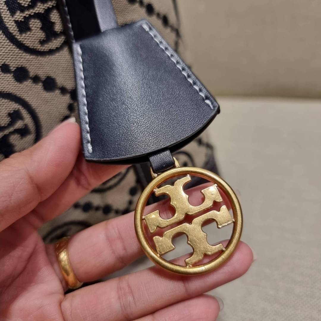 TORY BURCH PERRY MONOGRAM JACQUARD SMALL TRIPLE COMPARTMENT TOTE กระเป๋าโท้ท ไซส์เล็ก ลายโมโนแกรมสุดฮิต ปังไม่หยุดจริงๆ ขนาดกำลังสวย มาพร้อมหูจับในตัว และสายสะพายที่ปรับใช้ได้ไม่มีเบื่อ วัสดุผ้า jacquard ทักทอลาย ตัดขอบด้วยหนังแท้ ปากกระเป๋ามีกระดุมแม่เหล
