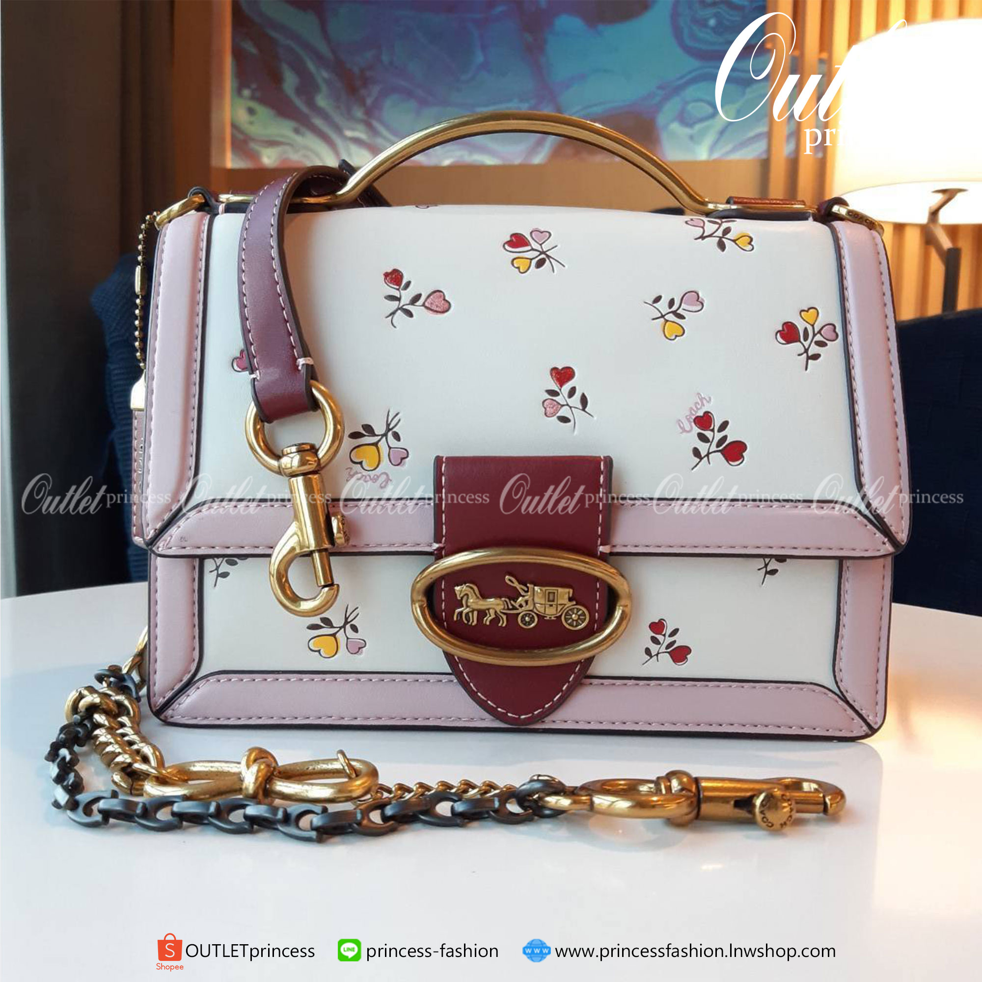 COACH 2508 RILEY TOP HANDLE 22 WITH HEART FLORAL PRINT กระเป๋าสะพายข้างดีไซน์คุณหนู เรียบหรู วัสดุหนัง glovetanned ทนทาน สวยอยู่ทรง เปิด-ปิดด้วยกระดุมแม่เหล็ก ภายในมีช่องแยกให้เยอะ สายสะพายน่ารักน่าใช้ ถอดออกได้ ตอบโจทย์สายหวานแน่นอนค่ารุ่นนี้
