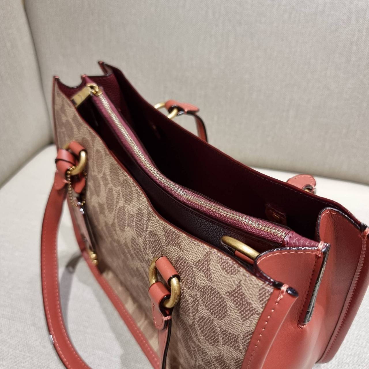 COACH C3889 TYLER CARRYALL 28 IN SIGNATURE CANVAS ((C3460//C3889)) รุ่นยอดฮิตที่สาวๆหลายคนเรียกร้อง กับกระเป๋าถือ/สะพายทรงสวย ที่มาพร้อมสายสะพายไหล่ในตัว และสายครอสบอดี้สำหรับสะพายข้าง ตัวกระเป๋าถูกแบ่งเป็นสัดส่วนสวยงาม มีช่องซิปกลางที่ใหญ่พอสมควร และยังม