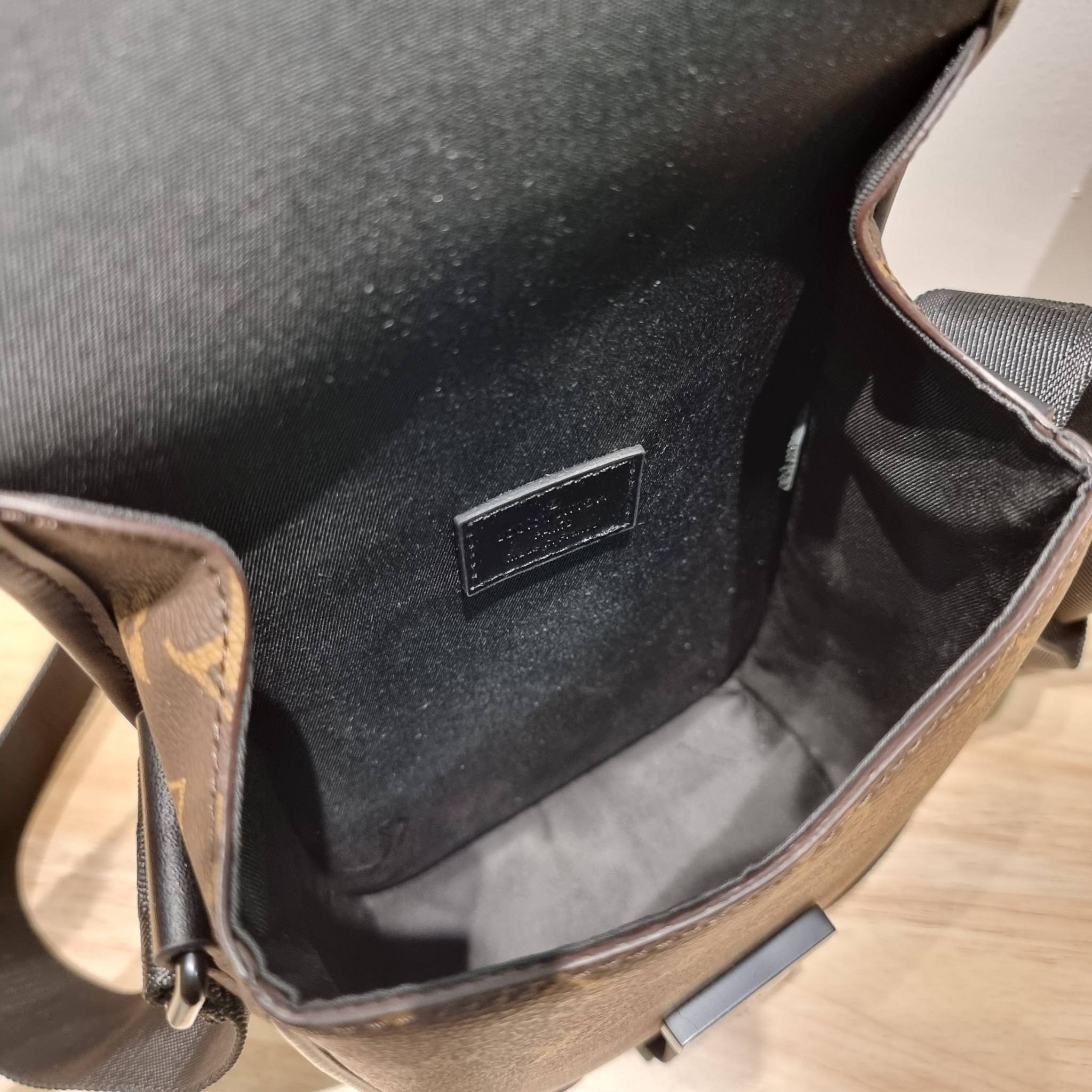 LV S-Lock Vertical wearable wallet กระเป๋าสะพายข้างสำหรับหนุ่มๆ LV crossbody bag ใหม่ล่าสุด ได้ชิคๆเท่ๆก่อนใคร ไม่ต้องรอพรีฯ ราคาดีวัสดุหนังแคนวาสคุณภาพดี ดีไซน์ดูแพง