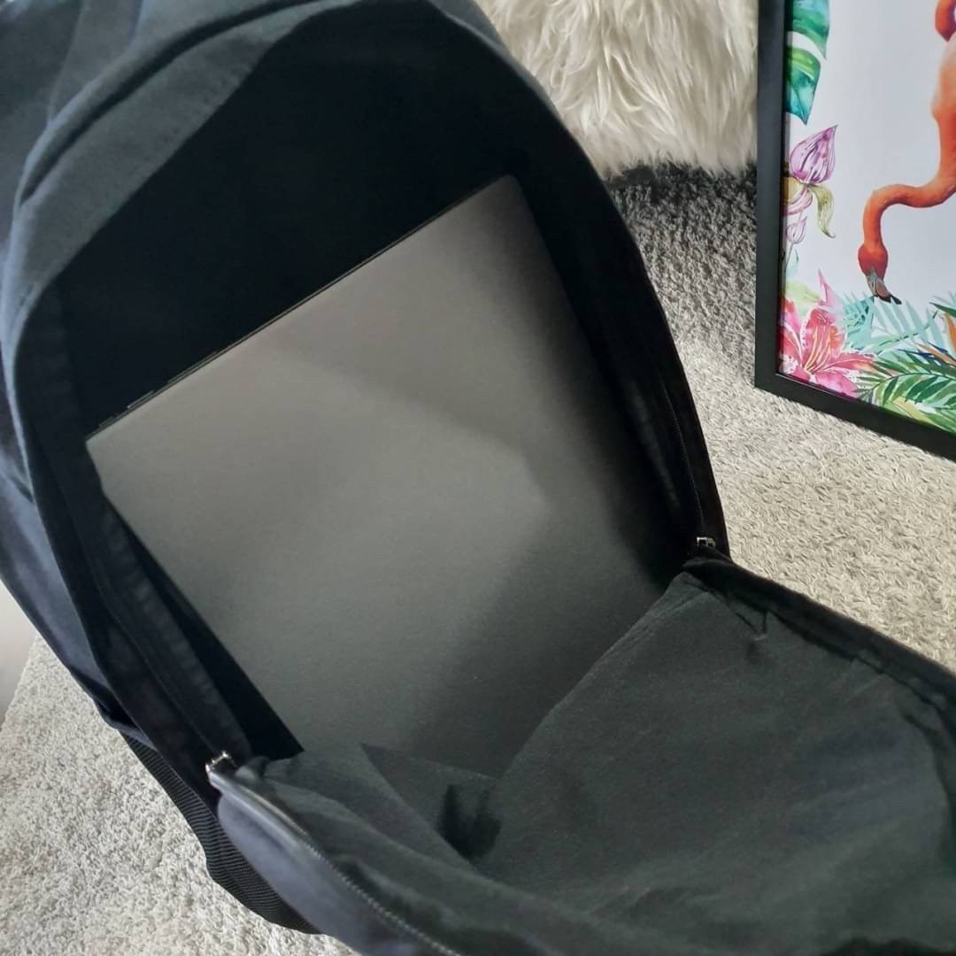 กระเป๋าเป้ใบใหญ่ Nike อะไหล่สีดำด้านหน้ามีโลโก้แบรนด์สีดำทั้งใบ ด้านหน้ามีช่องซิปใหญ่จุของได้เยอะมาก