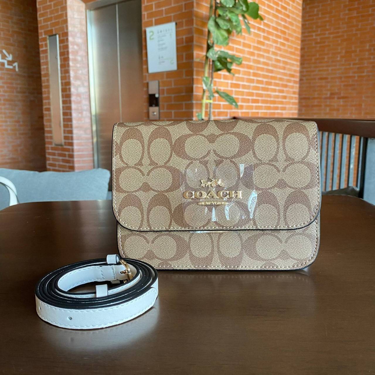 COACH C5592 MINI BRYNN CROSSBODY IN SIGNATURE CANVAS กระเป๋าถือ กระเป๋าสะพาย ไซร์มินิ ลุคคุณหนูสุดเก๋ จะถือเป็นครัชหรือสะพายเป็นครอสบอดี้สุดชิลๆได้หมด วัสดุหนังแคนวาสคุณภาพ ตกแต่งดีเทลหรูด้วยหนังแท้ อะไหล่สีทอง งานสวย เปิด-ปิด ด้วยตัวกด-ล๊อคแบบอัตโนมัติ ด