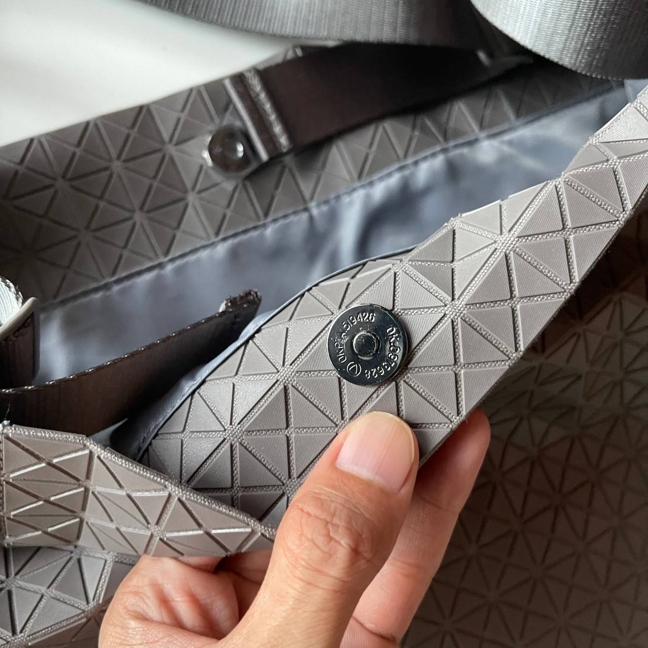 VIP 】Bao Bao Issey Miyake Cart Tote Bag พร้อมส่งที่ไทย รุ่นใหม่ล่าสุด สามารถใช้ได้ทั้งผู้หญิงกับผู้ชาย เบาสบายจุของได้เยอะสามารถทนทานต่อน้ำหนักได้สูงใช้งานได้ยาวๆเลยค่ะ