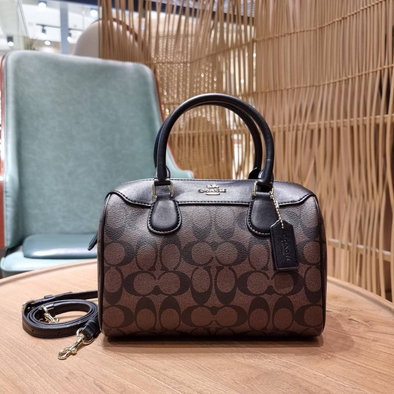 COACH F32203 MINI BENNETT SATCHEL IN SIGNATURE CANVAS กลับมาอีกครั้ง!! กับกระเป๋าทรงหมอนยอดฮิต 🥳 มีกี่สีก็ขายหมด วัสดุหนังแคนวาสเคลือบลาย ทรงสวยใช้งานได้ทุกโอกาส ภายในโล่งกว้างใส่ของได้เยอะ มีหูจับในตัว และสายสะพาย crossbody ปรับได้ตามตัว ใบนี้ไม่