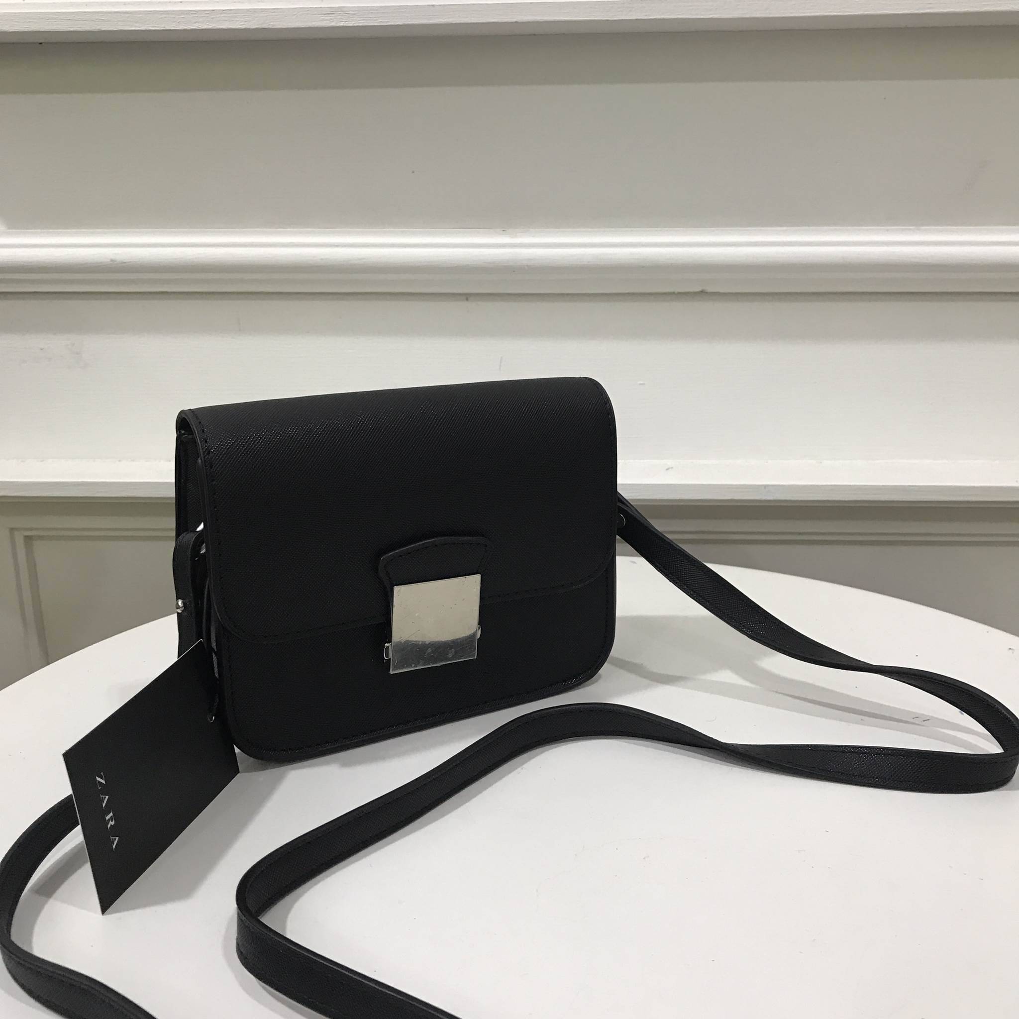 New Zara cross body with 2 straps กระเป๋าสายสะพายเก๋ช่วงนี้ต้องมานะคะ ใบนี้คุ้มสุดๆซื้อหนึ่งเหมือนได้สองใบค่ะ ตัวกระเป๋าขนาดกะทัดรัดสามารถใส่ iphone 7plus ได้ค่ะ มีสายมาให้ถึงสองสายคือสายธรรมดาสีเดียวกับตัวกระเป๋าค่ะ หากวันไหนอยากเพิ่มความแซ่บให้เปลี่ยนมา