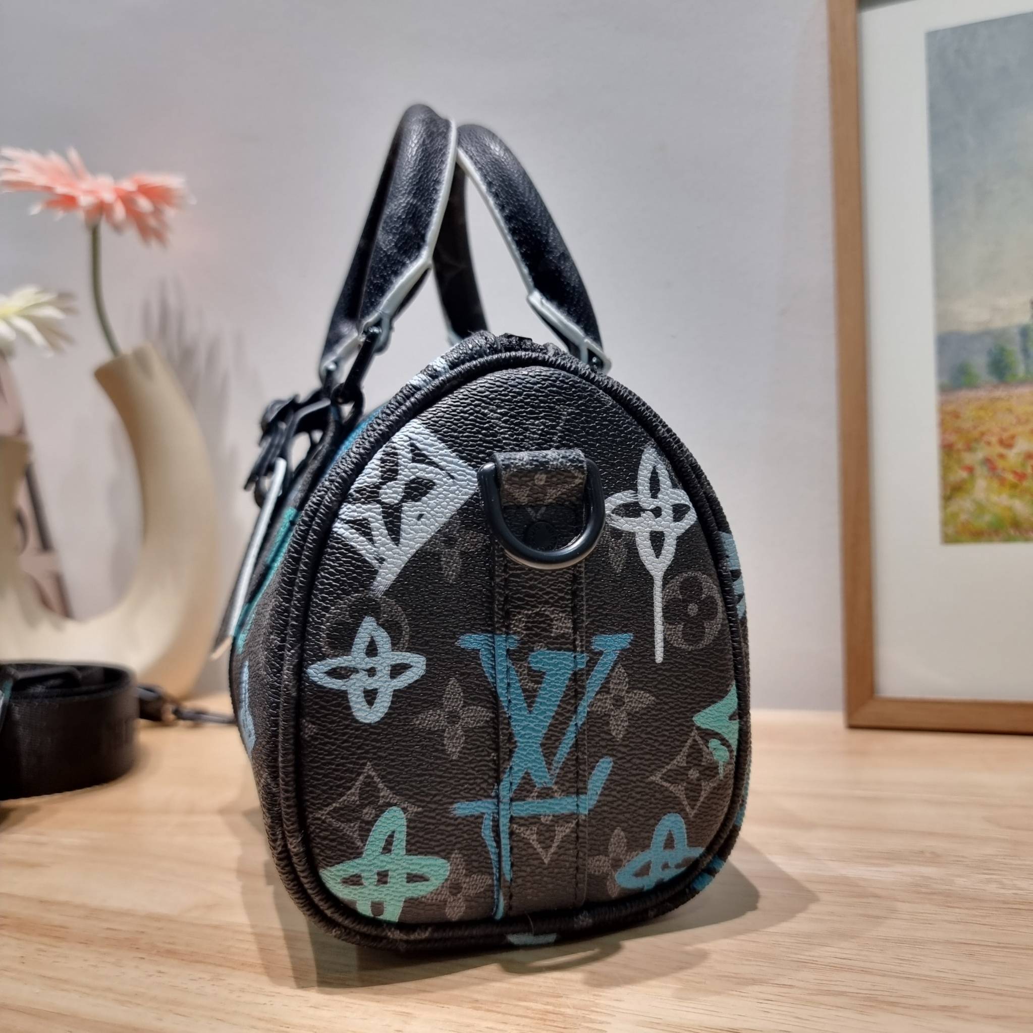 LV KEEPALL BANDOULIERE 25 MONOGRAM OTHER BAG ย่อส่วนความเท่ให้สะดวกกับชีวิตประจำวัน กับกระเป๋าสะพาย ทรงกระเป๋าเดินทางสุดคลาสสิค ด้วยดีเทลความเป็นเอกลักษณ์ เรียบแต่หรู