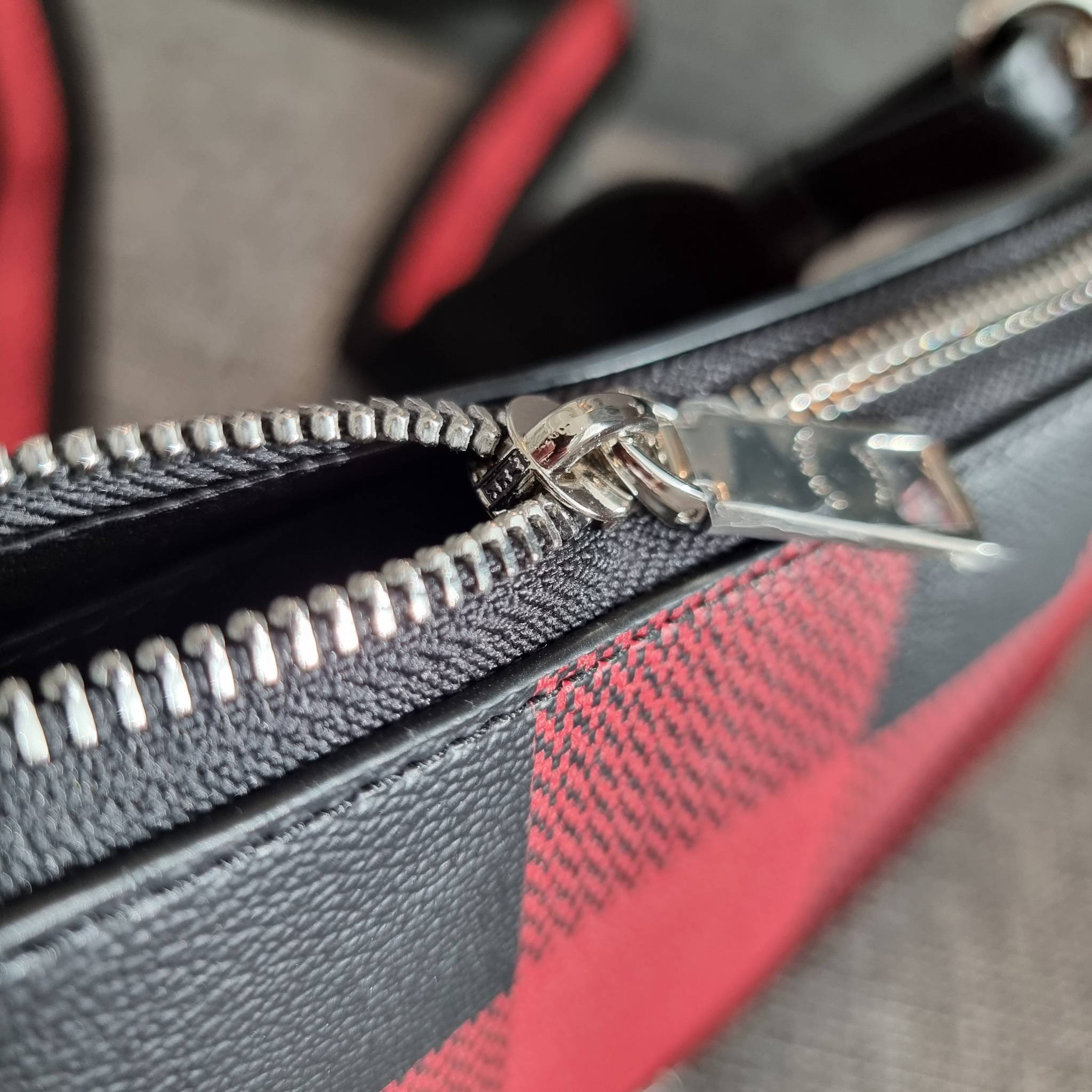 OUTLET 】COACH C6818 JES BAGUETTE WITH BUFFALO PLAID PRINT คอลเลคชั่นใหม่ล่าสุด พร้อมเสิร์ฟความสวยถึงบ้านเช่นเคย!! กระเป๋าสะพายทรงบาแกตต์ ดีไซน์ย้อนยุค ที่แอบแฝงความเรียบหรูดูแพงอยู่ในตัว โดดเด่นด้วยสายสะพายเส้นใหญ่ โทนสีคอนทราส ทำให้ไอเท็มนี้ดูมีลูกเล่นมา