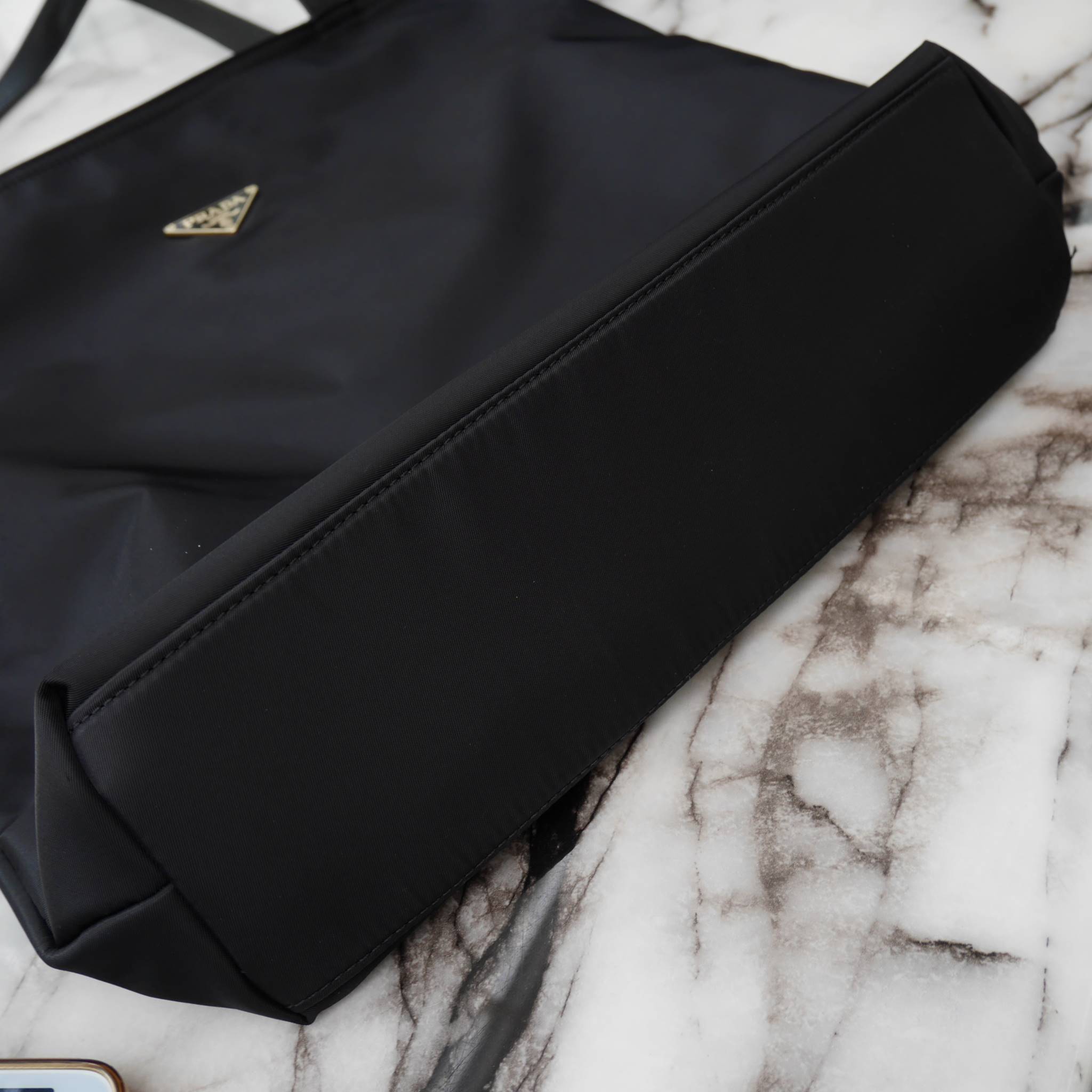 งานขายดีคะ ♡♡ กระเป๋าสะพาย ทรง TOTE จากแบรนด์ PRADA มาค่า ตัวกระเป๋าเป็น nylon ทั้งใบ สะพายเป็น shoulder bag หรือถือได้ค่ะ ด้านหน้าเป็นลายหมี ปักกลิ้ตเตอร์ + logo brand ใช้แล้วสวยมากๆ อะไหล่ทองหรูมาก จุของคุ้ม ใส่หนังสือ หรือ MacBook ได้ค้า 