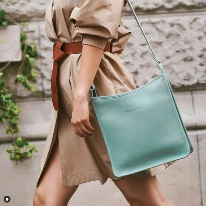LONGCHAMP LE FOULONNÉ CROSSBODY BAG กระเป๋าสะพายที่เรียบง่ายและดูดี การออกแบบที่คล่องตัวของรุ่นนี้เหมาะอย่างยิ่งสำหรับผู้หญิงที่มีบุคลิกที่ต้องการกระเป๋าสไตล์แบบเรียบง่าย
