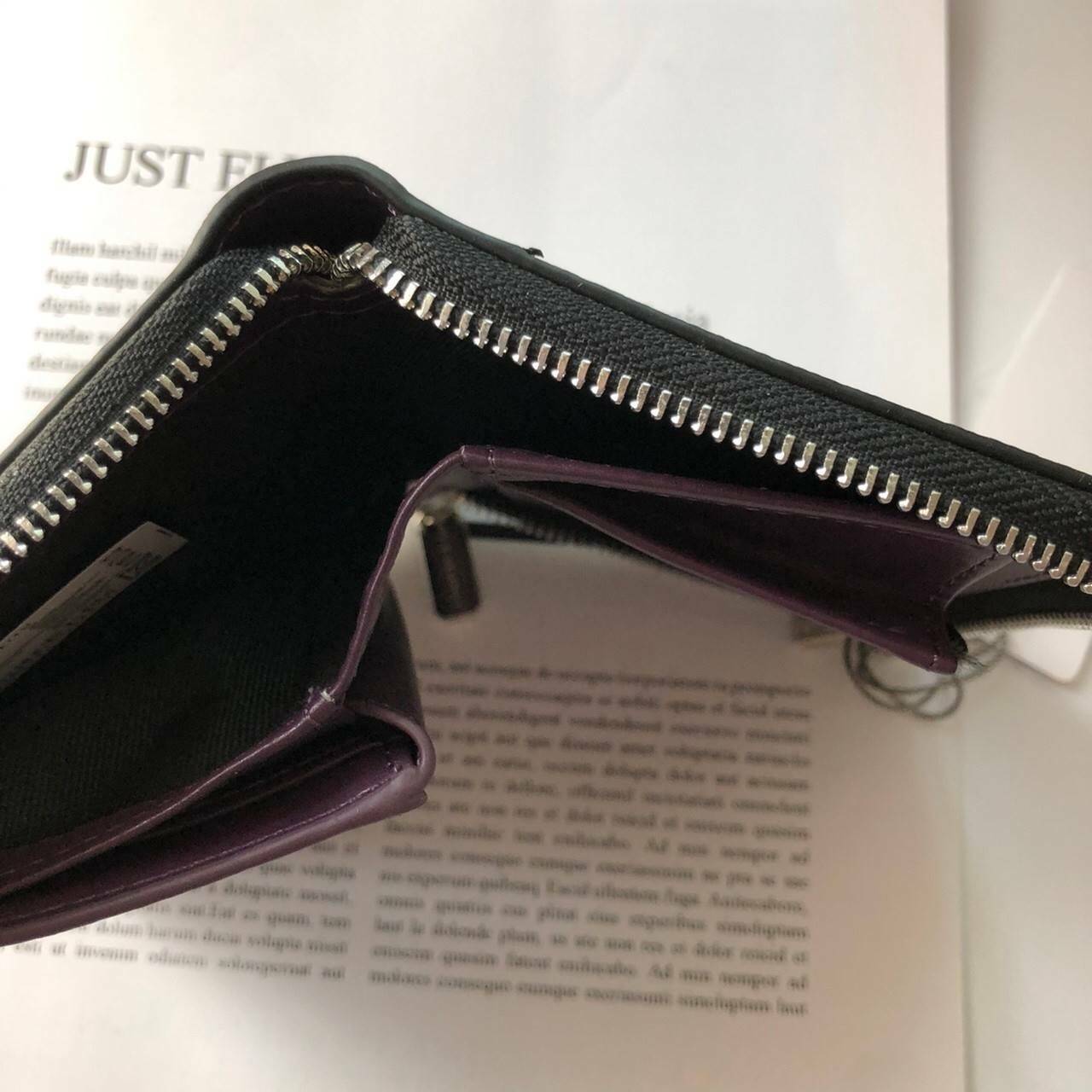 กระเป๋าสตางค์ใบสั้น CHARLES & KEITH เปิด - ปิดกระเป๋าด้วยซิปรอบ ด้านในมีช่องใส่บัตร ช่องใส่ธนบัตร ช่องใส่รูป และช่องซิปค่ะ