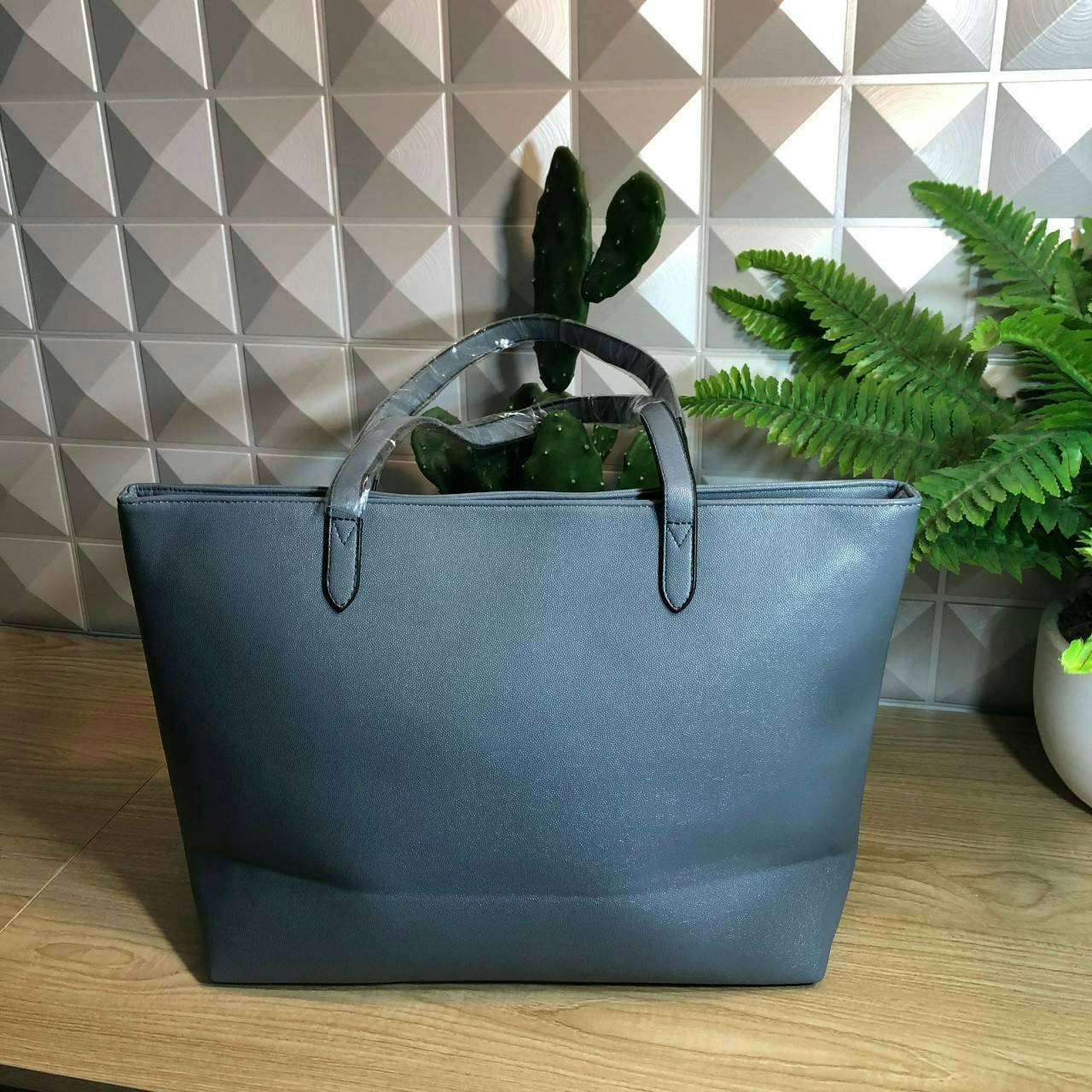 Victoria’s Secret Tote Bag 2019 กระเป๋าถือหรือสะพายลายหนังคาเวียร์ สวยด้านหน้าประดับด้วยโลโก้ ตัวกระเป๋าแต่งด้วยลายปักสวยเก๋ ปากกระเป๋าเปิดปิดด้วยซิปสะดวกใช้ ภายในมีช่องโล่งและช่องเล็กไว้แบ่งเก็บของ ใส่หนังสือ เอกสาร A4 Notebook ipad กระเป๋าสตางค์ ของใช้ไ