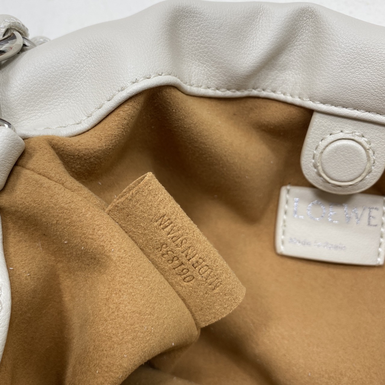 ORI หนังแท้ | LOEWE Mini Flamenco purse in mellow nappa leather / Loewe Bucket Bag กระเป๋าสะพายทรงบัคเก็ตไซส์มินิ หนังเรียบสวยหรู เรียบง่าย หนังแท้ผิวสัมผัสนุ่มมือ น้ำหนักเบาและนุ่มสบาย ดีไซน์จับจีบ เชือกผูกแบบปมโบราณ และสายโซ่รูปโดนัท