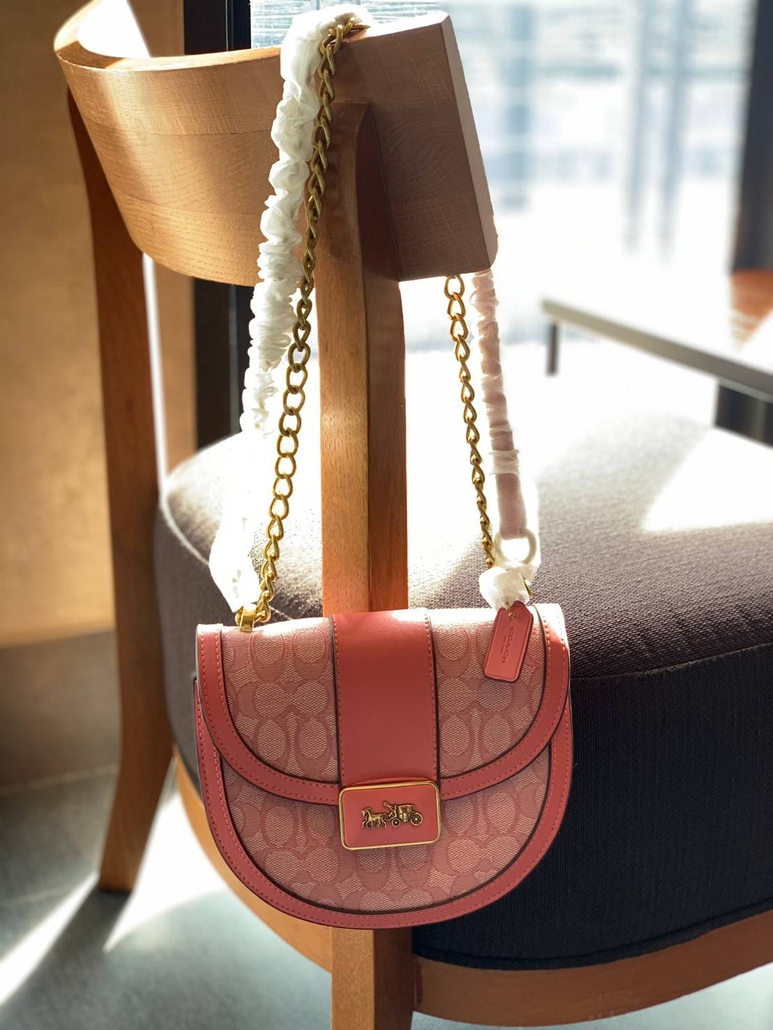 COACH ALIE SADDLE BAG JACQUARD IN SIGNATURE ((C4694//C3464)) พร้อมส่งที่ไทย รุ่นใหม่ล่าสุดค่ะ! กระเป๋าสะพายข้าง//ครอสบอดี้ร์//หรือทบสายคู่สะพายไหล่ได้ค่ะ วัสดุJacquard+หนังแท้ ได้สวยงามลงตัวมากๆ เปิดปิดกระเป๋าแบบกดล็อค มีอะไหล่โลโก้แบรนด์โดดเด่นปนคลาสสิค