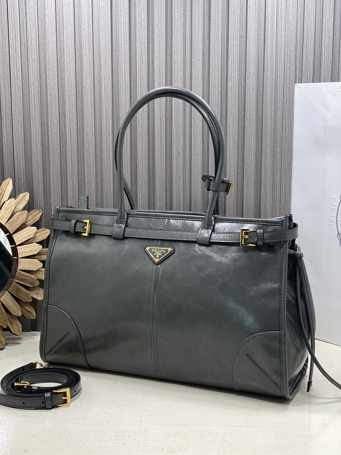 ORI หนังแท้ | Prada Bonnie Large Sueded Handbag Cinnamon 38cm กระเป๋าสะพายทรงโท้ทใบใหญ่ งานหนังกลับโทนสีน้ำตาล โดดเด่นด้วยดีไซน์ที่เน้นความประณีตแต่ใช้งานได้จริง