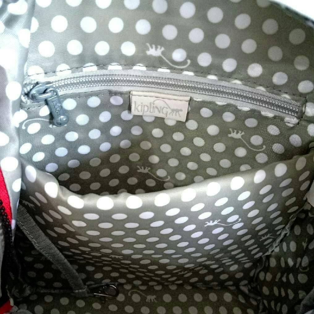 KIPLING 2WAYS MINI BACKPACK 👍กระเป๋าสะพาย2Wayรุ่นใหม่วัสดุ Nylon & Polyester 100% 👍หูหิ้วมีลายปั้มแบรนด์ 👍สายสะพายยาวเลื่อนปรับได้ถอดได้ 👍สามารถถือหรือสะพายได้ จะสะพายไหล่ สะพายเฉียง Crossbody หรือจะคล้องสายเป็นเป้สะพายหลัง