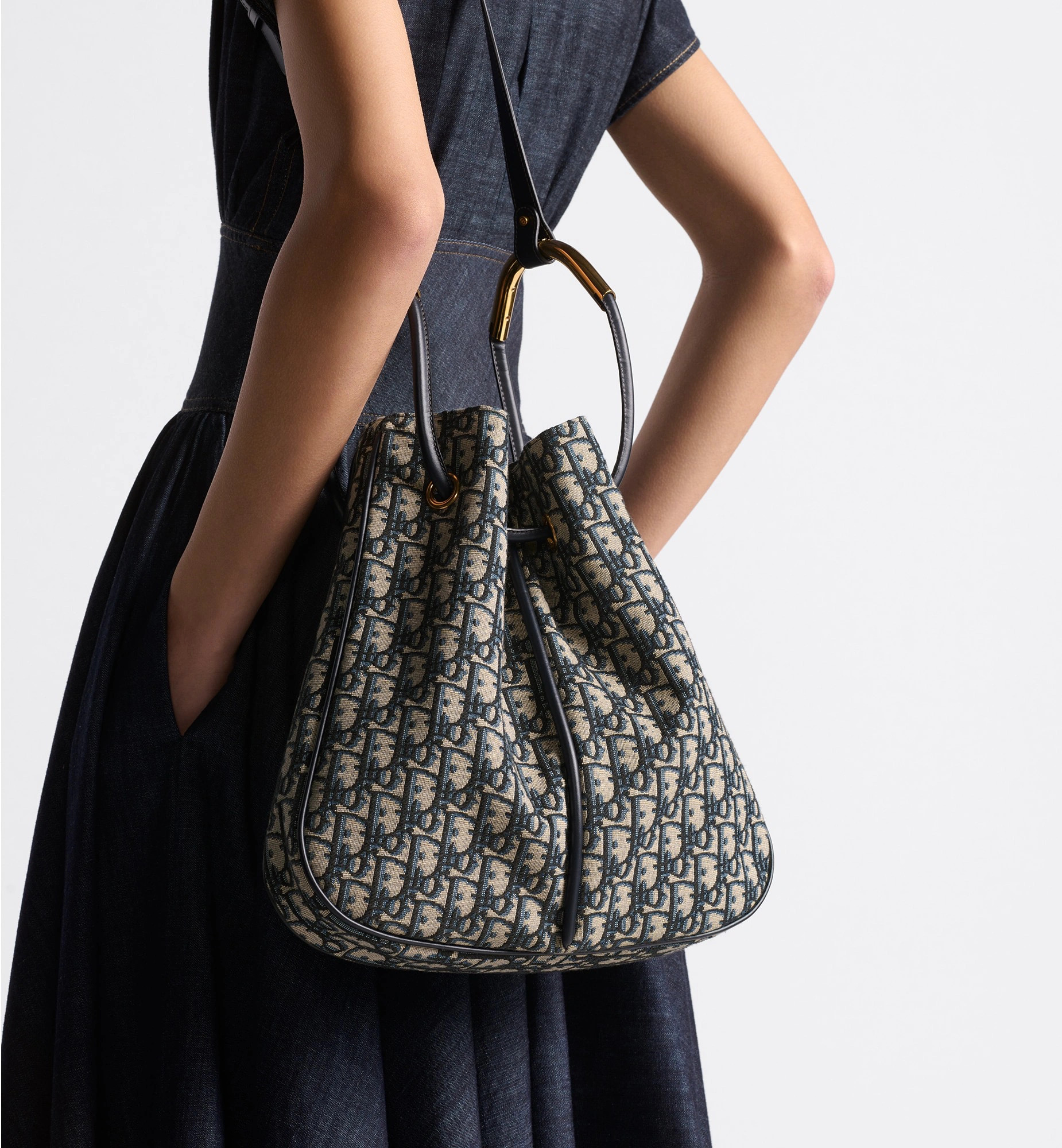 Dior Nolita Bag กระเป๋าสะพายทรงโท้ทรุ่นใหม่ สวยหรูเป็นเอกลักษณ์ตามแบบฉบับแบรนด์ มาพร้อมสายสะพายยาว ขนาดกำลังน่าใช้ ภายในโล่งกว้างจุของได้เยอะ สวยทันสมัยเหนือกาลเวลาต้องยกให้ใบนี้เลยค่ะ