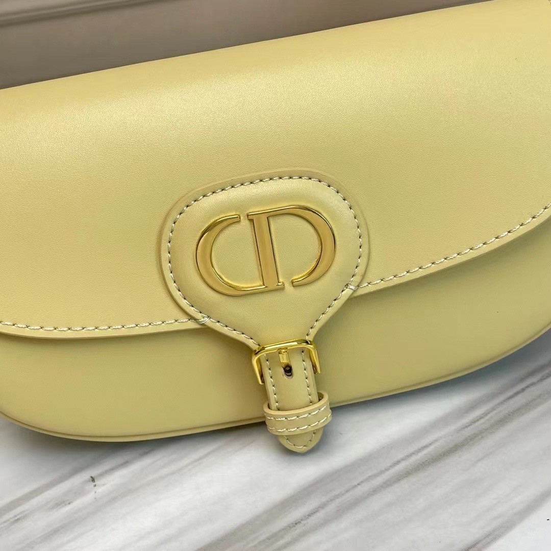 หนังแท้ DIOR BOBBY EAST-WEST BAG พร้อมส่งที่ไทย งานหนังแท้ทั้งใบเกรดออริจินอล ภาพสินค้าถ่ายจากงานขายจริง ใช้งานต่างประเทศได้ รุ่นใหม่ในฤดูกาลนี้ เพิ่มความทันสมัยให้กับซิลลูเอทของ Hobo ผ่านเส้นสายที่สง่างามและสัดส่วนที่กลมกลืนกัน สไตล์หนังลูกวัว โดดเด่นด้ว