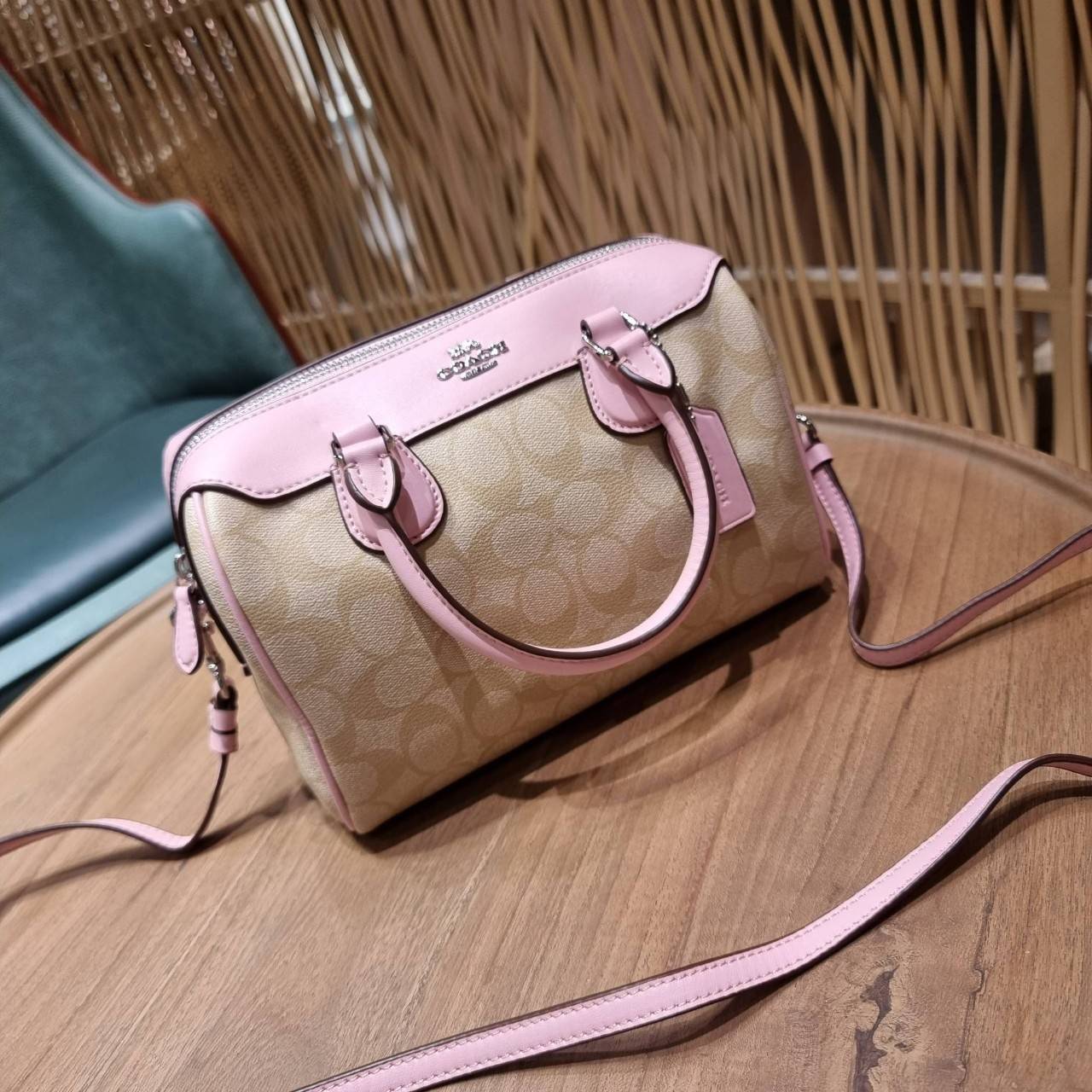 COACH F32203 MINI BENNETT SATCHEL IN SIGNATURE CANVAS กลับมาอีกครั้ง!! กับกระเป๋าทรงหมอนยอดฮิต 🥳 มีกี่สีก็ขายหมด วัสดุหนังแคนวาสเคลือบลาย ทรงสวยใช้งานได้ทุกโอกาส ภายในโล่งกว้างใส่ของได้เยอะ มีหูจับในตัว และสายสะพาย crossbody ปรับได้ตามตัว ใบนี้ไม่
