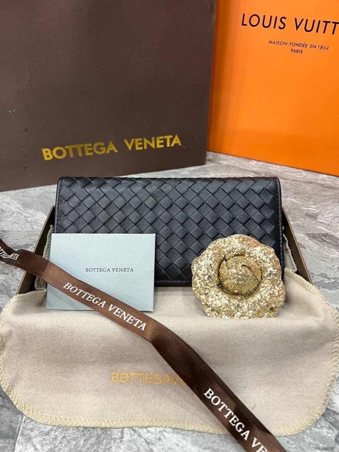 VIP 】หนังแท้ BOTTEGA VENATA WALLET กระเป๋าสตางค์ใบยาว รุ่นตามหา มาเท่าไหร่ไม่เคยพอเลยค่า เป็นรุ่นคลาสสิกที่หยิบมาใช้งานได้บ่อยที่สุด งานหนังแท้ทั้งใบสวยมากนะคะ ใช้ทนทานได้นานเลย ภาพสินค้าถ่ายจากงานขายจริง พร้อมส่งที่ไทยราคาสุดคุ้มห้ามพลาดค่ะ!