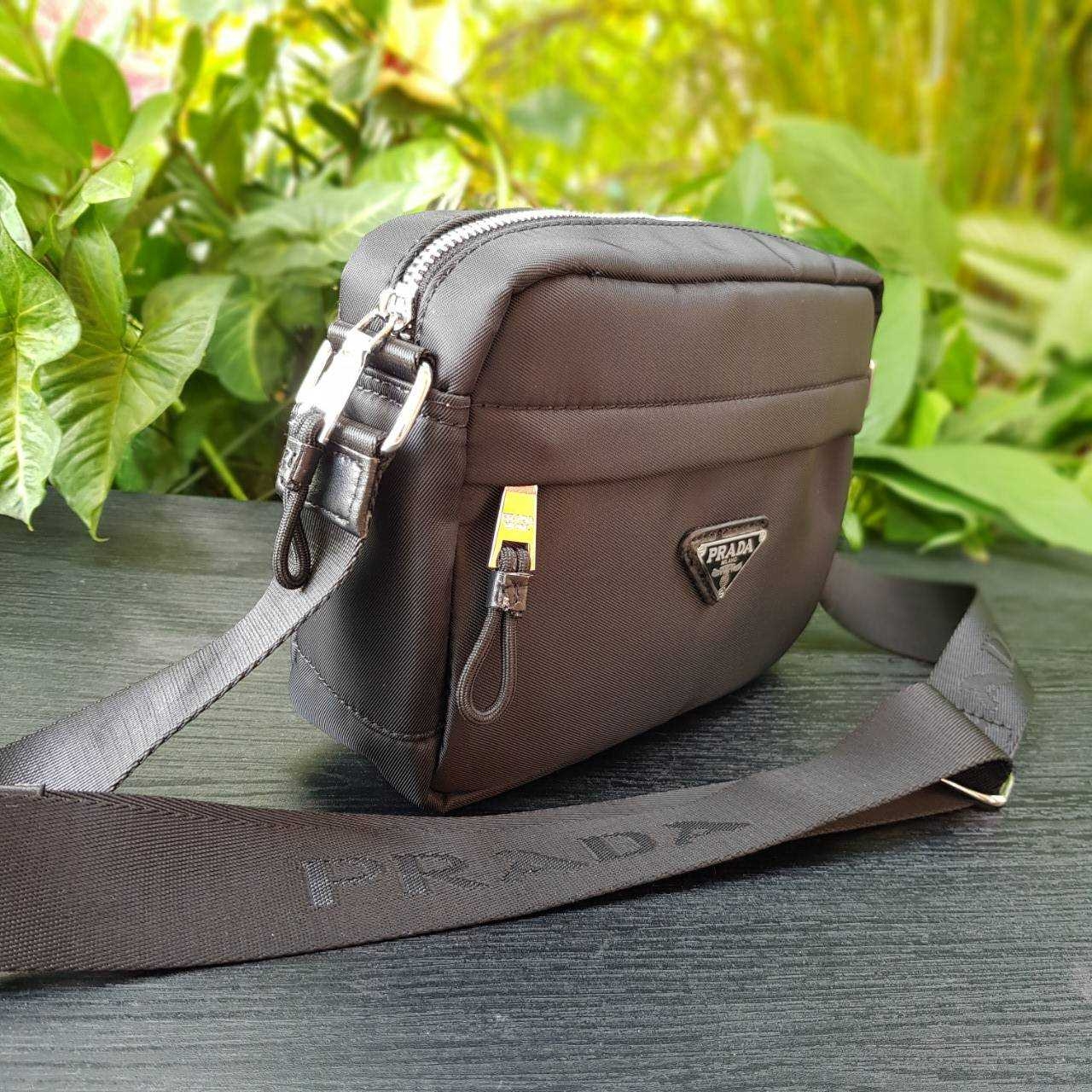 PRADA RE-NYLON MESSENGER BAG BLACK กระเป๋าสะพายทรง Messenger รุ่น Unisex ขนาดกำลังดี ดีไซน์เรียบ แต่หรูหรา สไตล์ Prada สายสะพายยาวปรับระดับได้ สามารถสะพายไหล่ และครอสบอดี้