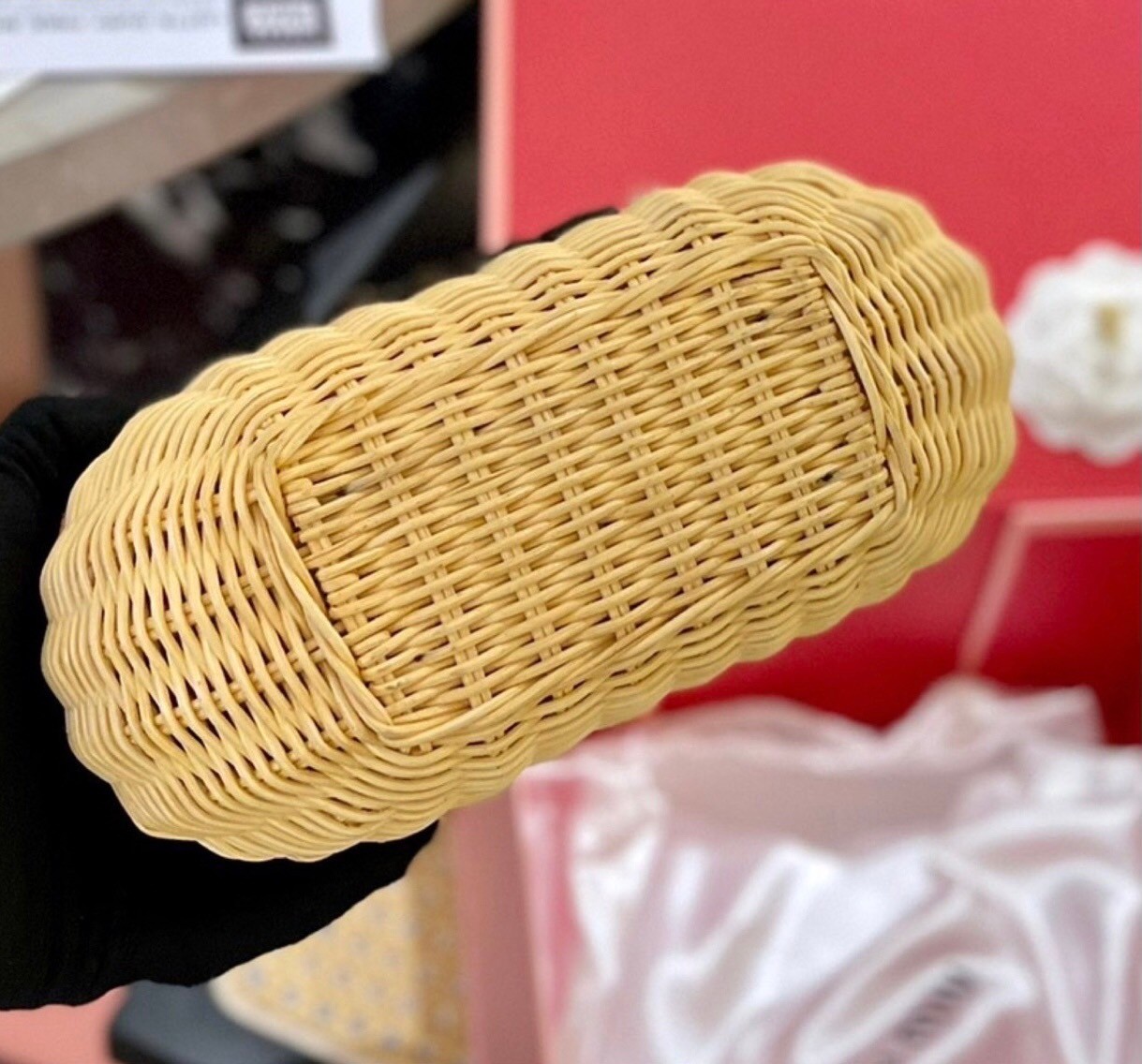 MIU MIU Wander wicker hobo bag 8" สวยหวานน้ำตาลเรียกแม่กันเลยจ้าใบนี้ กระเป๋าถือ กระเป๋าสานวินเทจวินใจงานที่แม่ชมเลือกใช้สวยเป๊ะมากคุ้มค่าแก่การลงทุนซื้อสะสมวางโชว์ก็สวยถือไปไหนก็สวยงามมีแต่คนมองค่ะ