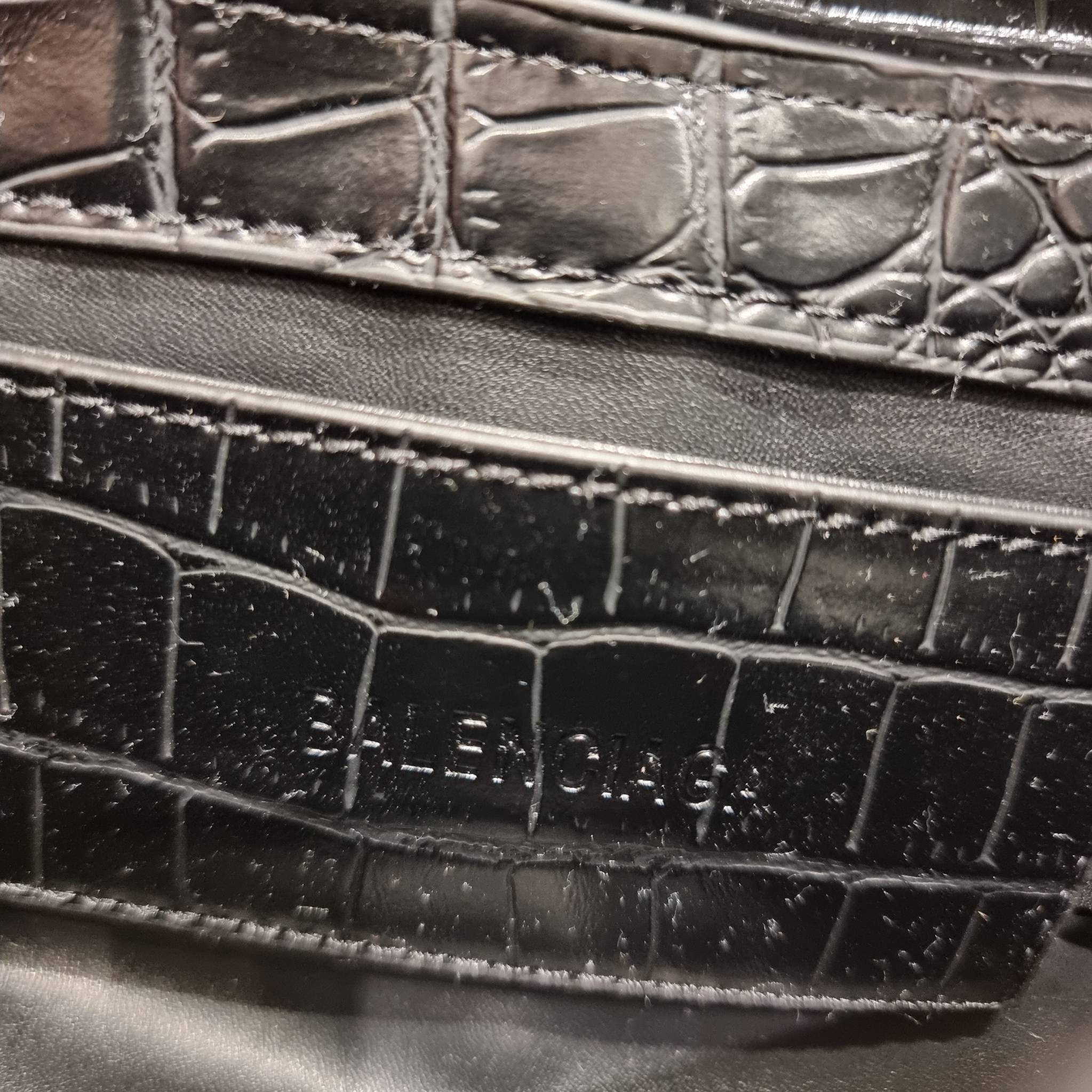 Balenciaga XX small flap bag กระเป๋าสะพายดีไซน์สวยเลิศ!! ไม่ซ้ำ เอกลักษณ์ที่โดดเด่นด้วยรูปทรง และขนาดที่กำลังเหมาะใช้งาน พร้อมดีไปหมด!! วัสดุหนังลายจระเข้ ขึ้นเงาคมชัด เปิด-ปิดด้วยกระดุมแม่เหล็ก ภายในกระเป๋าเป็นช่องโล่ง ใส่ของสำคัญจุกจิกพอได้ พกพาได้แบบไม