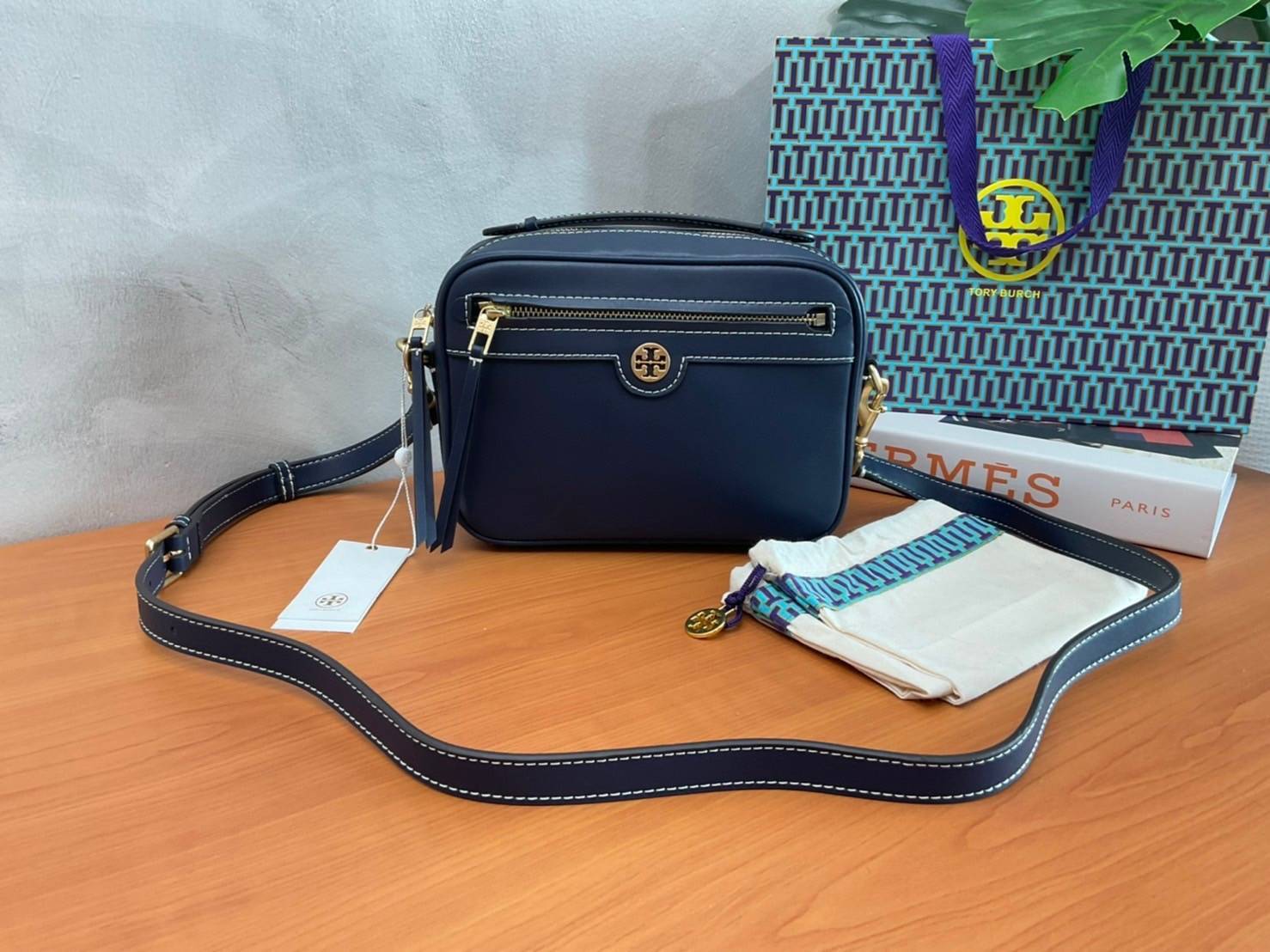 TORY BURCH T MONOGRAM JACQUARD CAMERA BAG กระเป๋าสะพาย Crossbody วัสดุหนังวัวแท้ การออกแบบเรียบง่าย ยังคงความหรูหราเอาไว้ โดดเด่นด้วยลวดลาย T Monogram มาพร้อมสายสะพายยาวแบบสปอร์ต ถอดออกได้ สายปรับระดับได้ ตอบสนองการใช้งานได้ดี มีหูหิ้วด้านบนสามารถใช้งานได