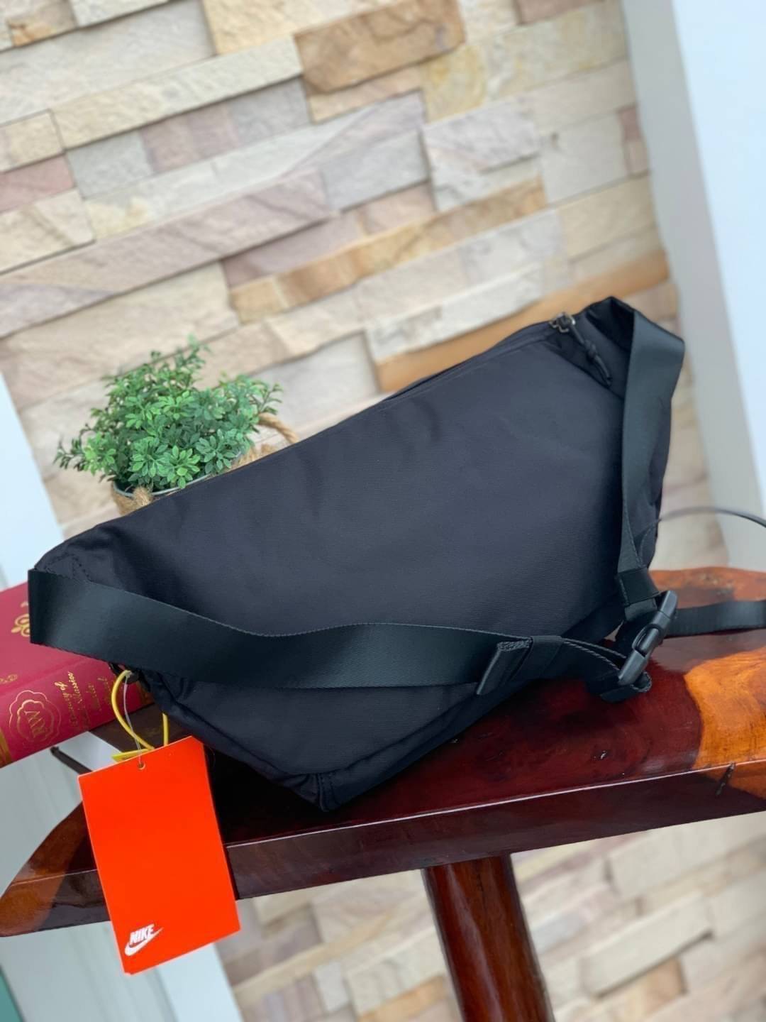 Nike Tech hip pack กระเป๋าคาดเอว Nike Tech รุ่นใหม่ชนช้อป!! ให้คุณหยิบใช้อุปกรณ์กีฬาและพกพาได้อย่างง่ายดาย