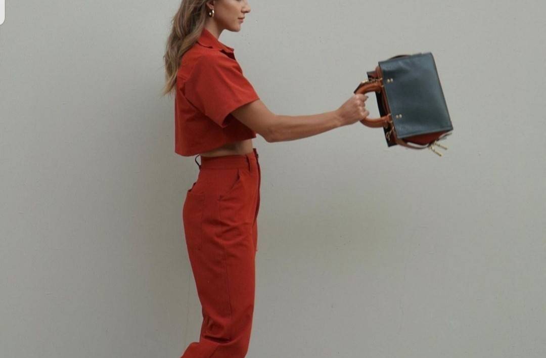 OUTLET 】COACH ROGUE 25 IN COLORBLOCK (C5575) ที่สุดแห่งความหรูหรา สุดคลาสสิค 🌺กระเป๋าหนังแท้คุณภาพเยี่ยม สัมผัสนิ่มละมุนจนต้องหลงรัก ด้านข้างเพิ่มความสวยเก๋ด้วยหนังกลับ อยู่ทรงสุดสวย น่าใช้ น่ามอง จนใครๆต้องเหลียวหลังตาม//ด้านในมี 2 ช่องกว้าง กับอ