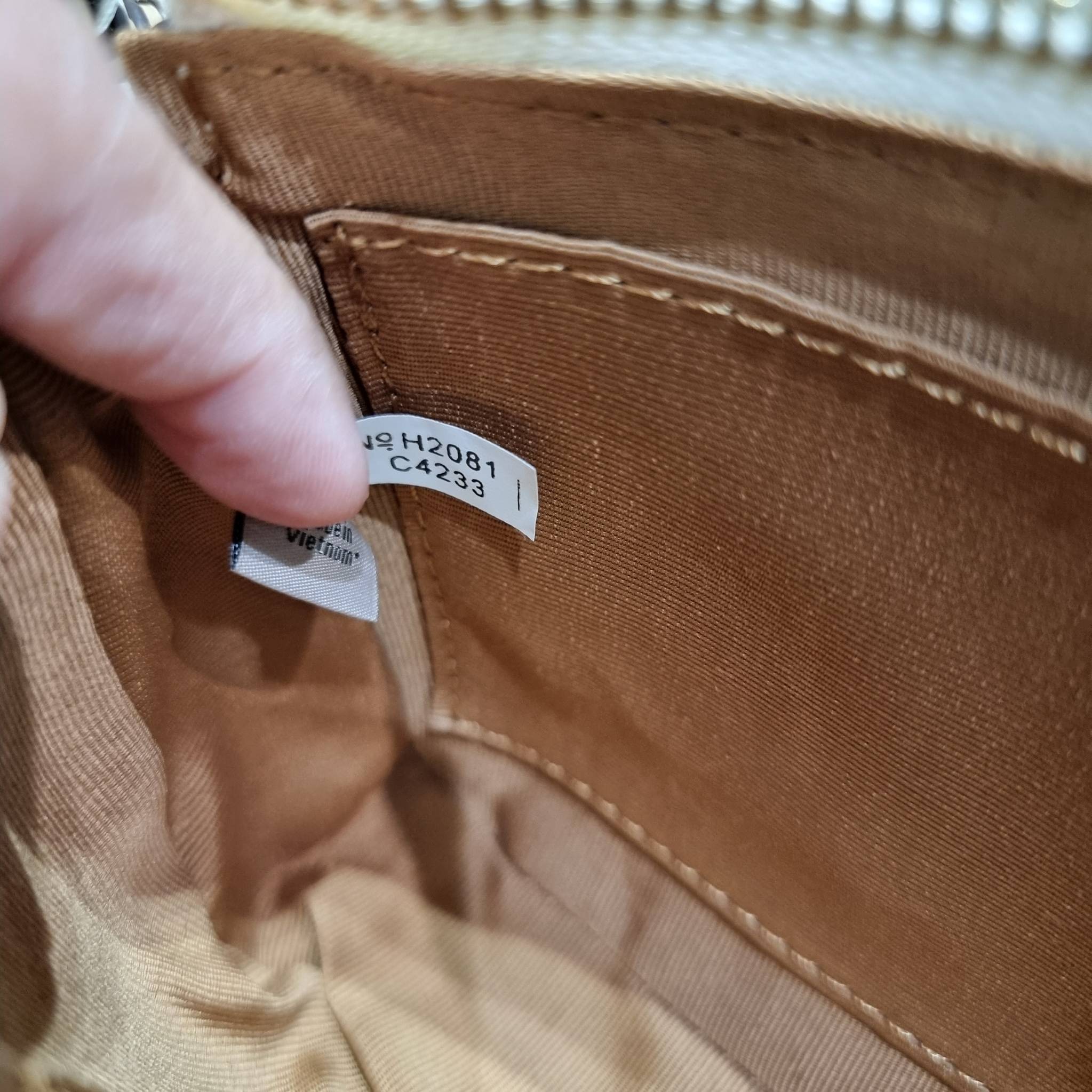 COACH C4233 NOLITA 19 WITH WHIPSTITCH คอลเลคชั่น rare item น่ารักน่าใช้ ในสไตล์คลาสสิค กระเป๋าทรงพอชขนาดมินิ ที่สามารถสะพายไหล่ และกึ่งคล้องมือใช้ได้ 2 สไตล์ ปรับสายให้มาเกี่ยวฝั่งเดียวเพื่อใช้เป็นคล้องมือ หรือปรับเกี่ยวอีกฝั่งใช้คล้องแขน คล้องไหล่ก็เก๋มา