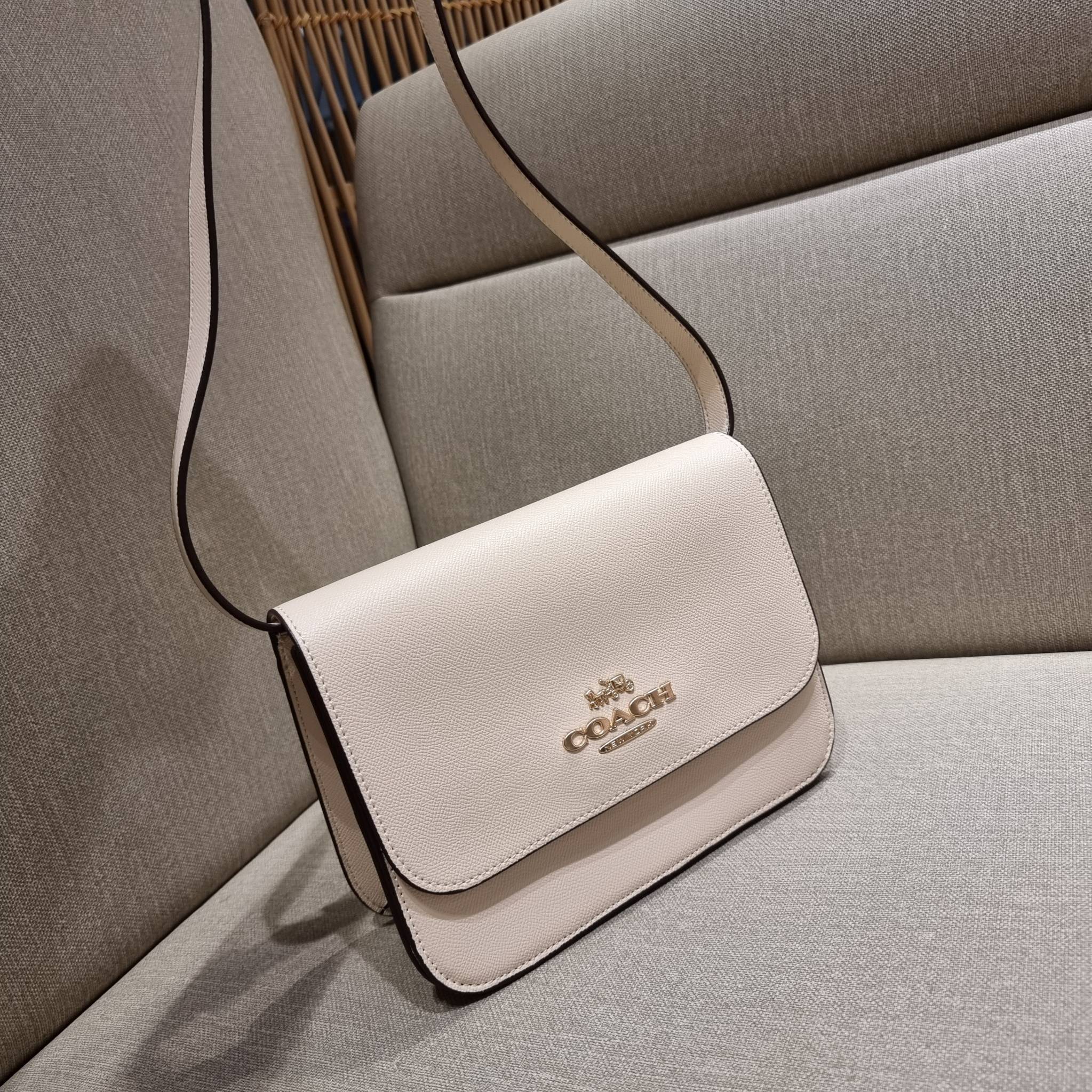 COACH C5632 BRYNN FLAP CROSSBODY แซ่บที่สุด ใหม่ที่สุด!! คอลเลคชั่นใหม่!! มองยังไงก็หลงรักละสายตาไม่ไหว กระเป๋าสะพายข้างลุคไฮน์ ที่ดีไซน์ออกมาได้ปัง และดูแพงมากๆ ด้วยดีเทลคลาสสิค รูปทรงใช้งานง่าย เรียบๆแต่มีดีเทล วัสดุหนัง crossgrain สวยคม!!! เปิด-ปิดด้วย