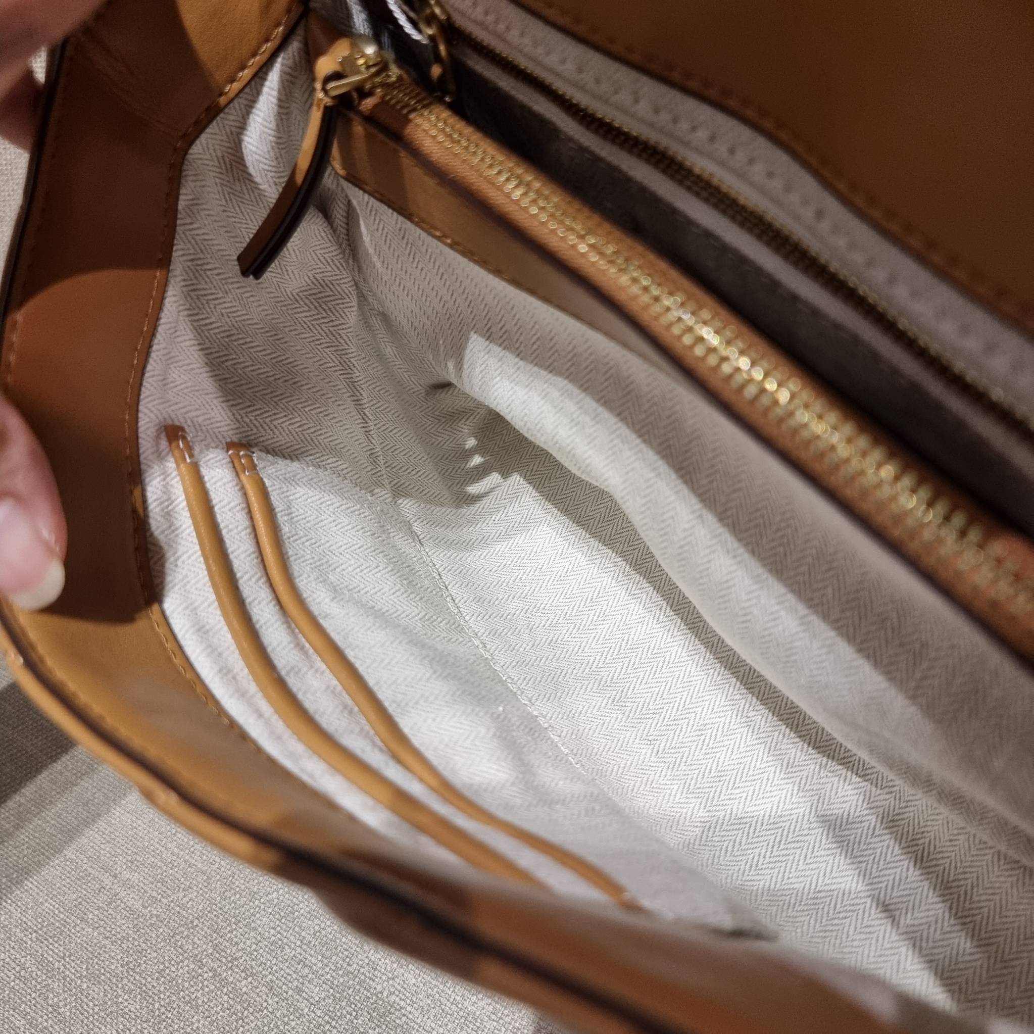 TORY BURCH KIRA CHEVRON CONVERTIBLE SHOULDER BAG กระเป๋าสะพายรุ่นยอดฮิต ไซส์ใหญ่จัดเต็มให้เน้นๆ ใช้ยังไงก็ดูหรู ดีไซน์เฉพาะตัว วัสดุหนังแกะ สัมผัสนิ่ม เปิด-ปิดด้วยกระดุมแม่เหล็ก ภายในเป็นช่องโล่ง แบ่งสัดส่วนไว้ดีมากๆ ใส่กระเป๋าสตางค์ มือถือ เครื่องสำอางค์