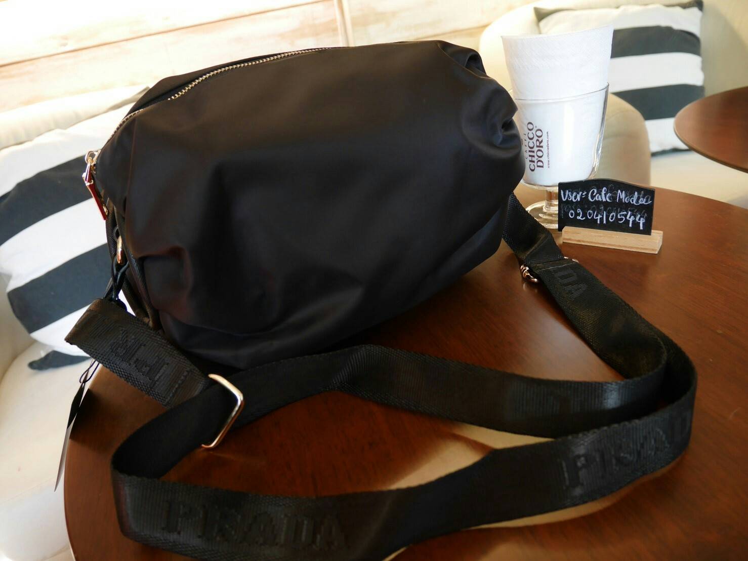 มาแล้วค้า! PRADA NYLON CROSSBODY BAG กระเป๋าสะพายพรีเมี่ยมกิ้ฟจากเคาน์เตอร์ต่างประเทศ Limited edition วัสดุ Nylon เนื้อหนาคุณภาพดีตามแบบฉบับแบรนด์ ขนาดใหญ่ จุได้เยอะ น้ำหนักเบา ด้านหน้าเป็นลายหมีปั๊กกลิ้ตเตอร์โลโก้แบรนด์อะไหล่ทองหรู ภายในซับ Polyester 100