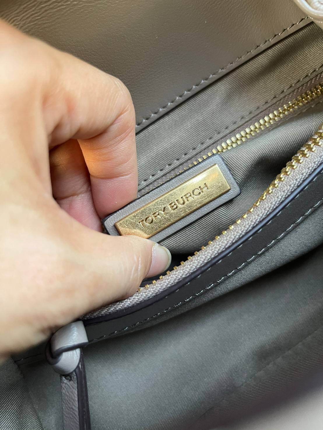 ของแท้ 💯% Tory burch Fleming Soft Small Convetible Shoulder bag กระเป๋าเฟลมมิ่ง (Fleming) สุดคลาสสิค ทำจากหนังนุ่มกับเทคนิคการเย็บแบบควิลท์ เพิ่มความเป็นเอกลักษณ์ด้วยโลโก้ลายดับเบิ้ล