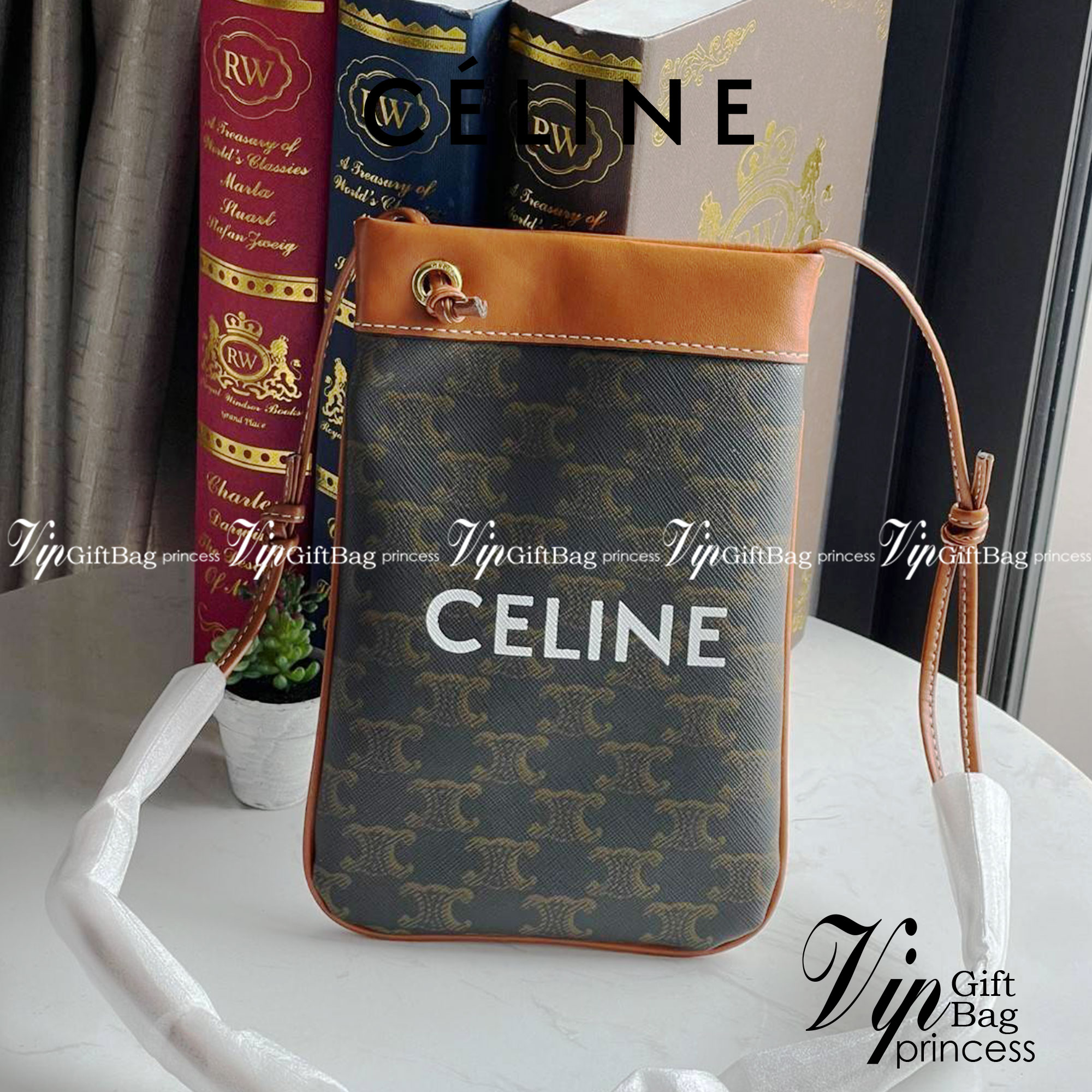 Celine Triomphe Pouch Crossbody Bag / Celine Phone Bag ในวันที่ต้องการความคล่องตัว เราสามารถหยิบกระเป๋าใส่โทรศัพท์ประเภทนี้เพื่อใส่เพียงแค่โทรศัพท์ เงิน และของสำคัญชิ้นเล็ก ๆ ได้เลย โดยไม่ต้องพกกระเป๋าใบใหญ่ ๆ ไปให้เกะกะ แถมยังดูเป็นแฟชั่นที่ทันสมัยอีกด้ว