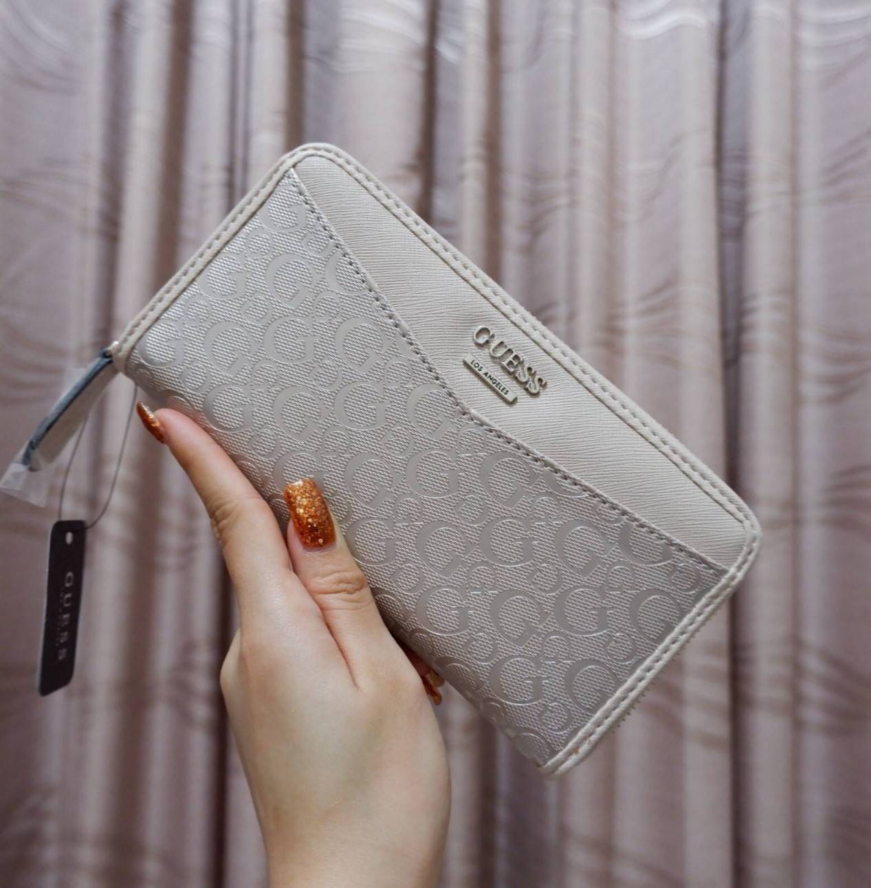 GUESS FACTORY WOMEN'S WALLET กระเป๋าสตางค์ใบยาว ดีไซน์สวยหรู วัสดุหนังนิ่ม ปั๊มลายแบรนด์คมชัด ประดับโลโก้แบรนด์สวย เปิดปิดด้วยซิปบน ภายในมีทั้ง ช่องใส่ธนบัตร แบงก์พัน และช่องใส่บัตรหลายช่องแยกเป็นสัดส่วน ภาพถ่ายจากสินค้าจริงสวยน่าใช้ค่ะ สาวๆที่กำลังห