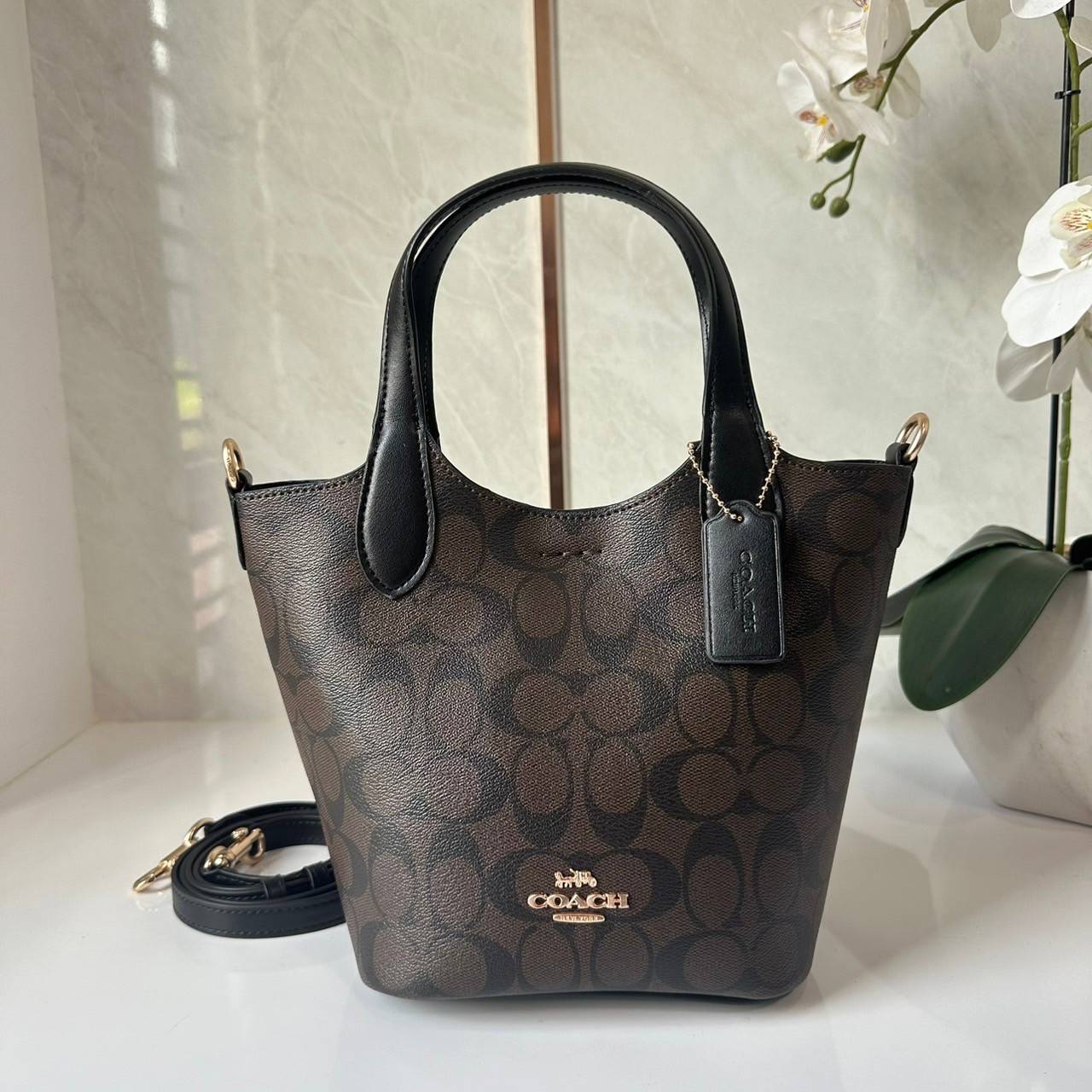 พร้อมส่ง 5 สี COACH HANNA BUCKET BAG กระเป๋าถือ/สะพายข้างทรงบักเก็ตรุ่นใหม่ดีไซน์เก๋น่ารัก เกรดท็อปออริ เกรดดีสุด สลับแท้ 1:1